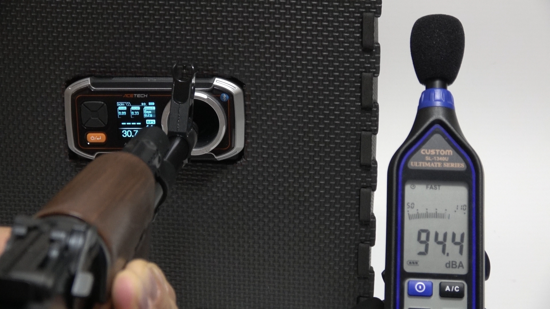 射撃音はセミオートで最小75.1dBA、最大94.4dBA、平均84.985dBA