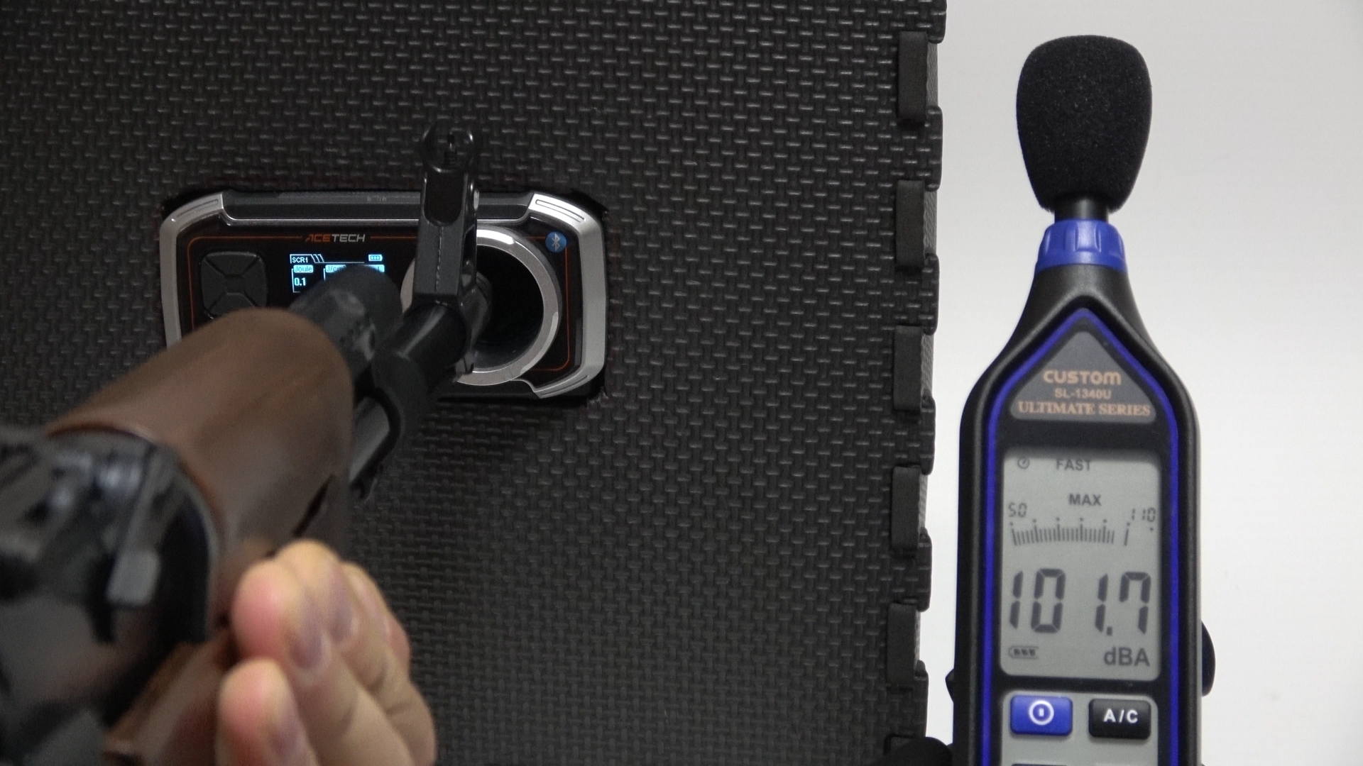 フルオートの射撃音は101.7dBA