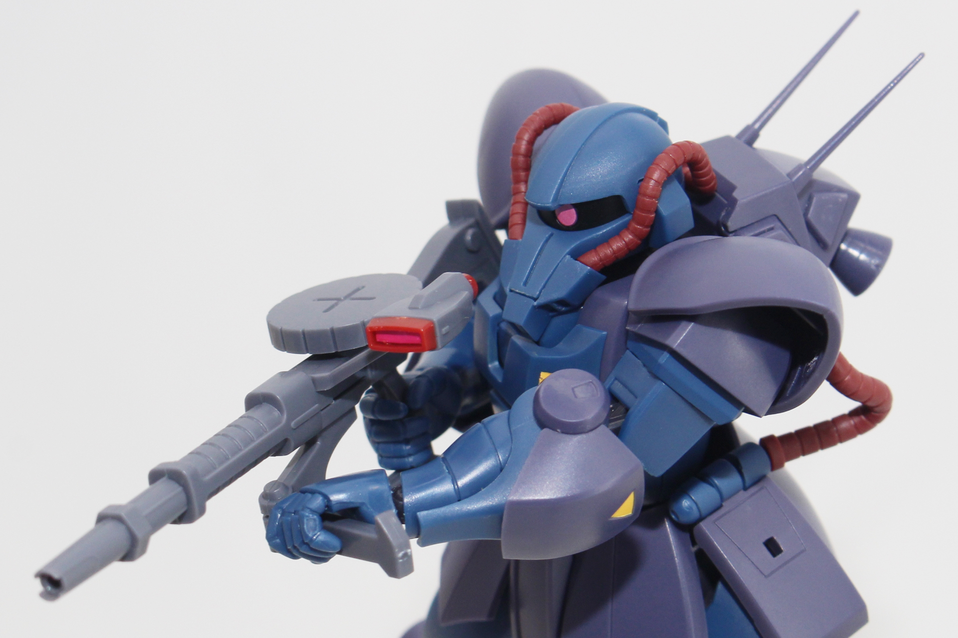 特徴的な顔のデザインを再現。モノアイは可動ギミックを内蔵