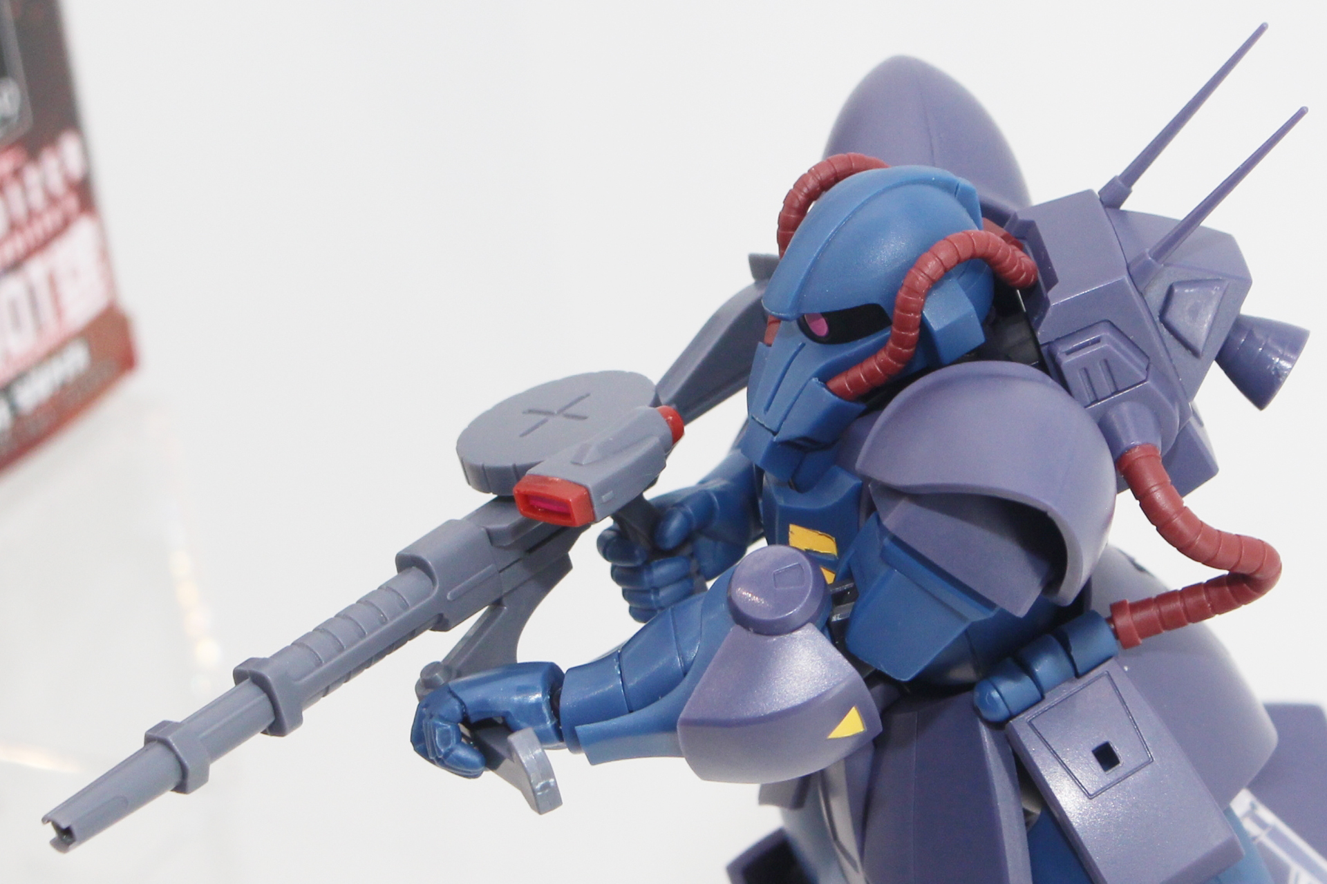 アンテナとスラスターがあるバックパック