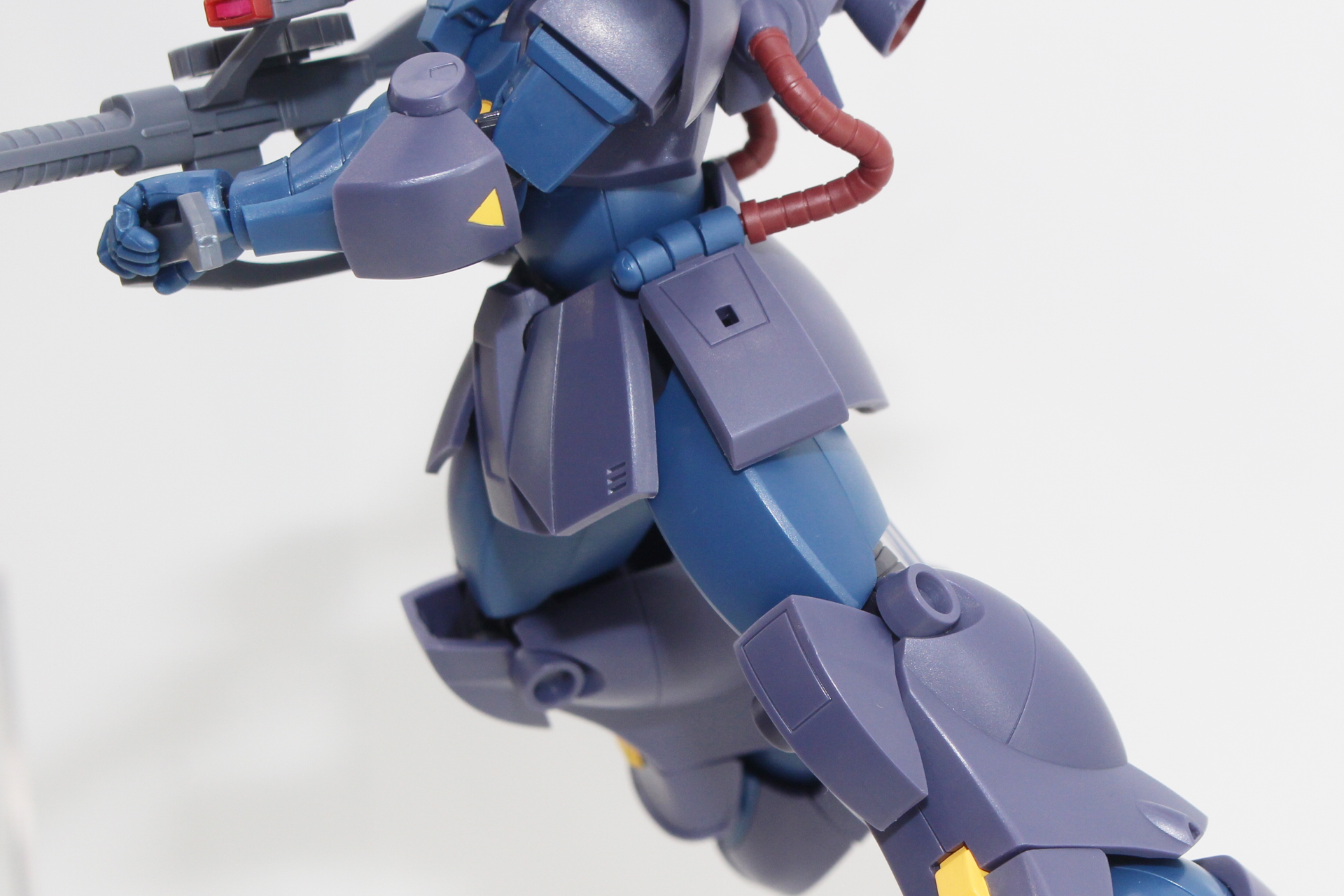 写真にはないが、一部の武装はジョイントパーツで腰にマウントできる仕様だ