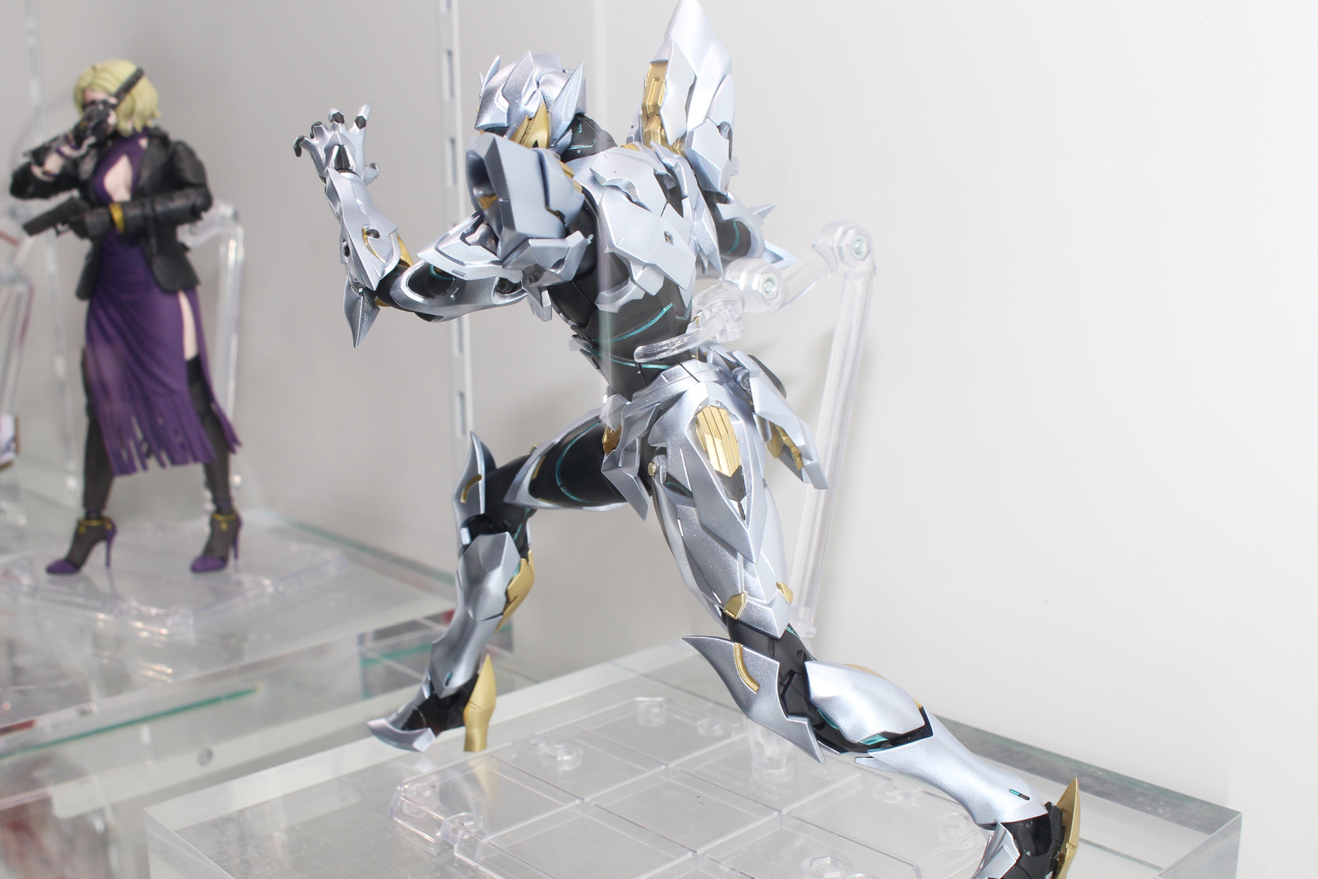 S.H.Figuarts準拠の関節構造により、ポージングの幅も広い