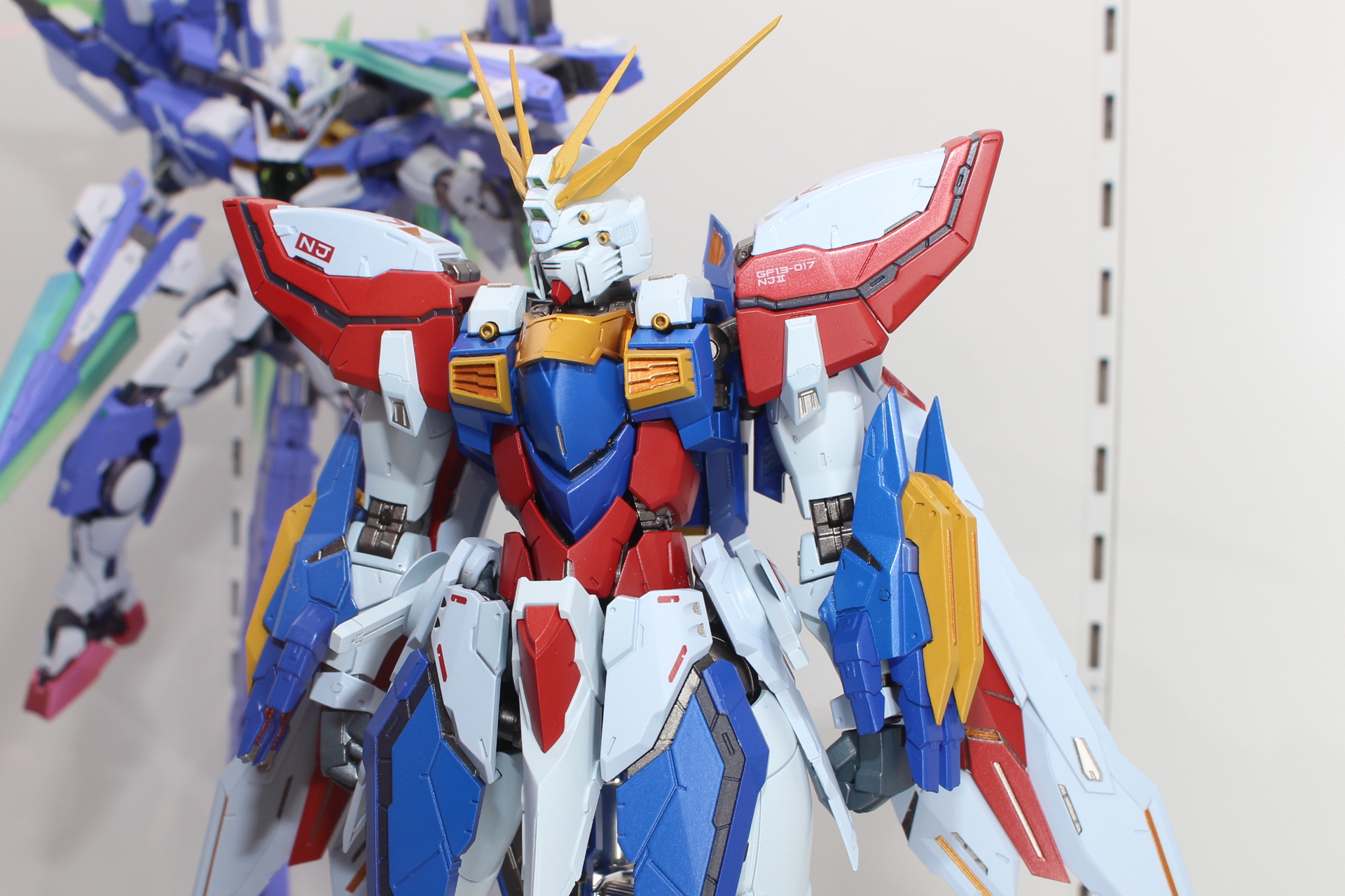 シャイニングガンダムのシルエットをさらに洗練したような機体デザインを忠実に再現