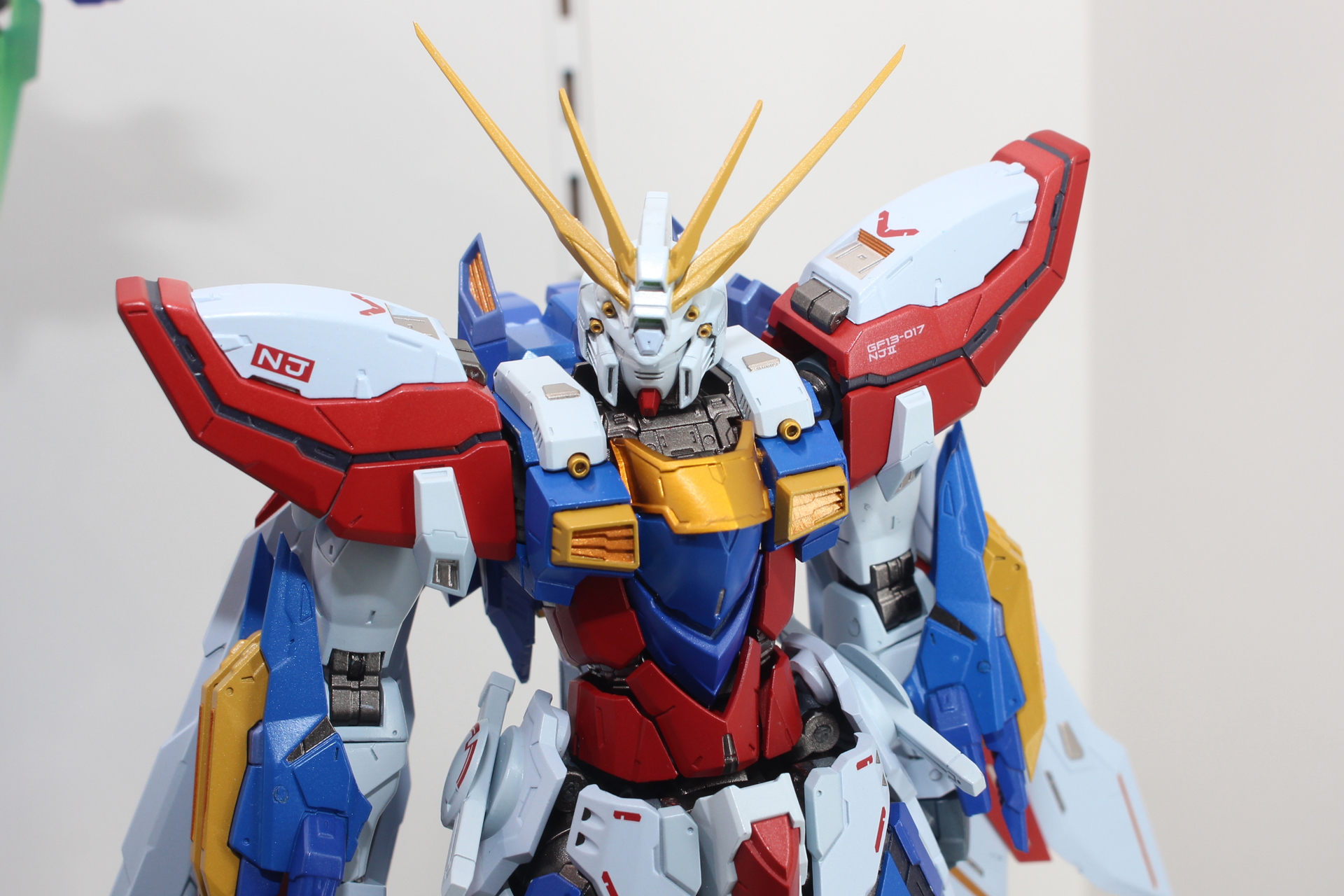 機体前面を見る限りでは、文字によるマーキングは肩のみに確認できる