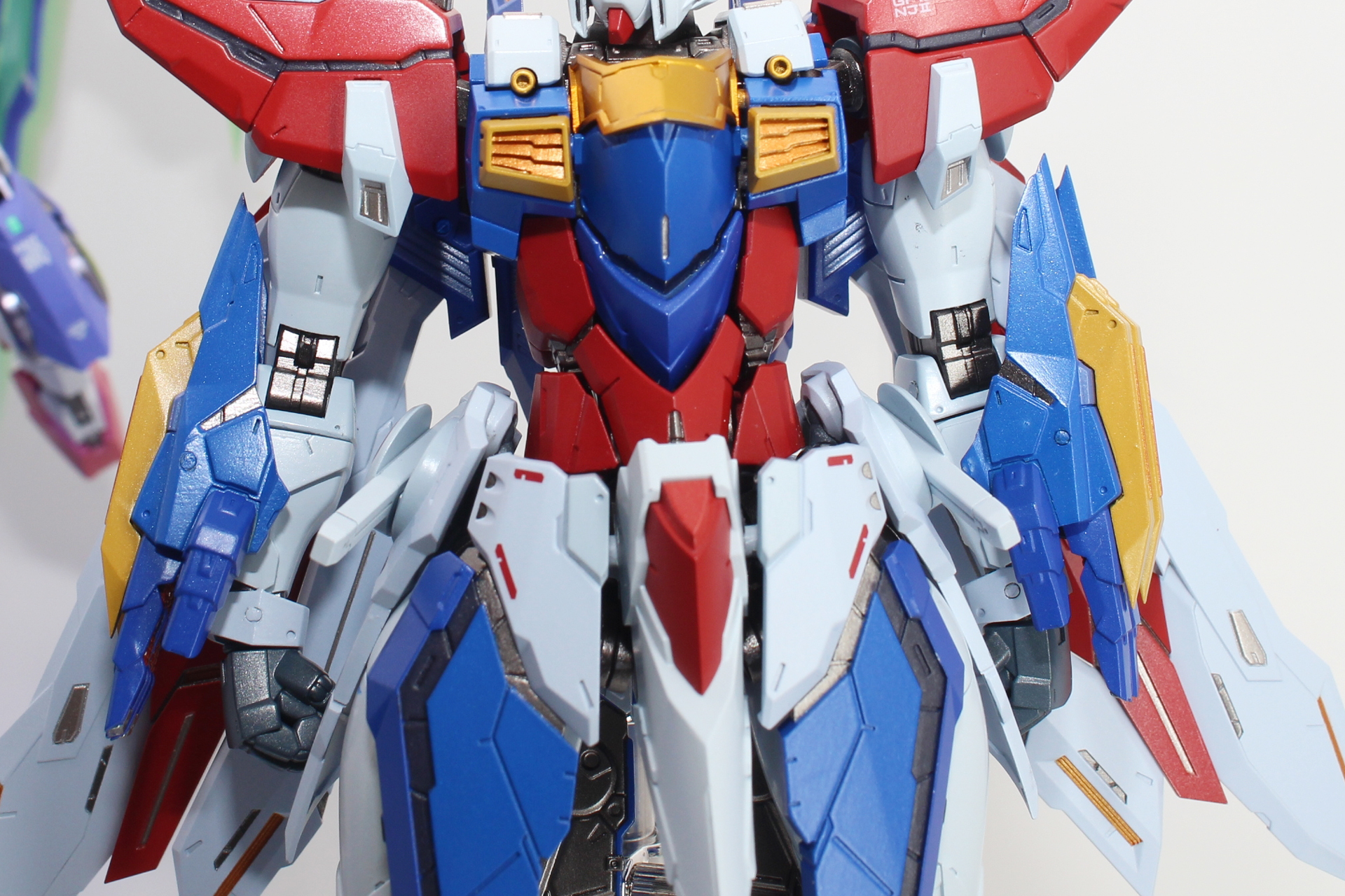 装甲の隙間や関節部などに金属素材のフレームが見える