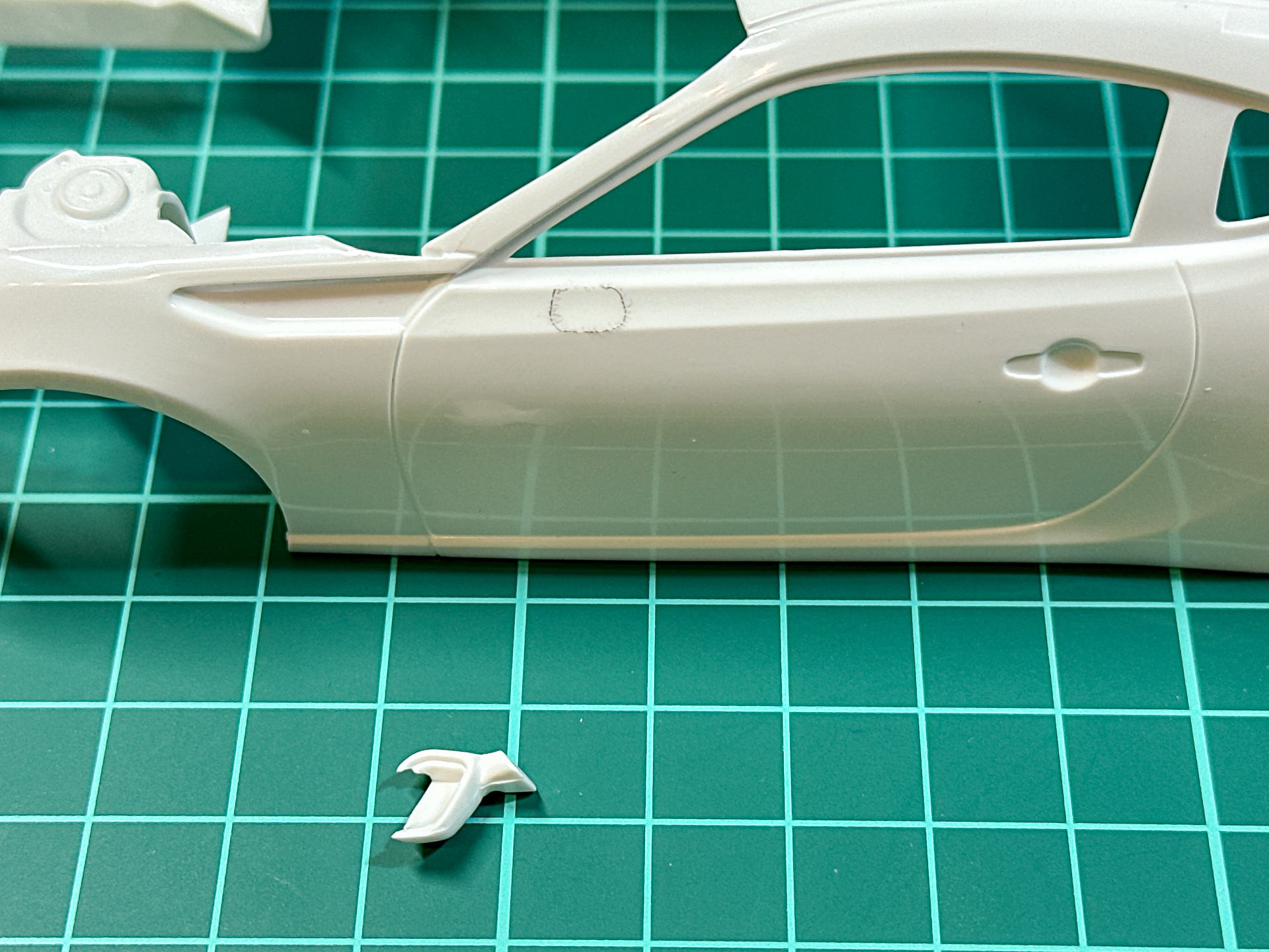 サイドミラーとボディパーツに刻印された凸モールド。凸モールドは鉛筆で強調しています。