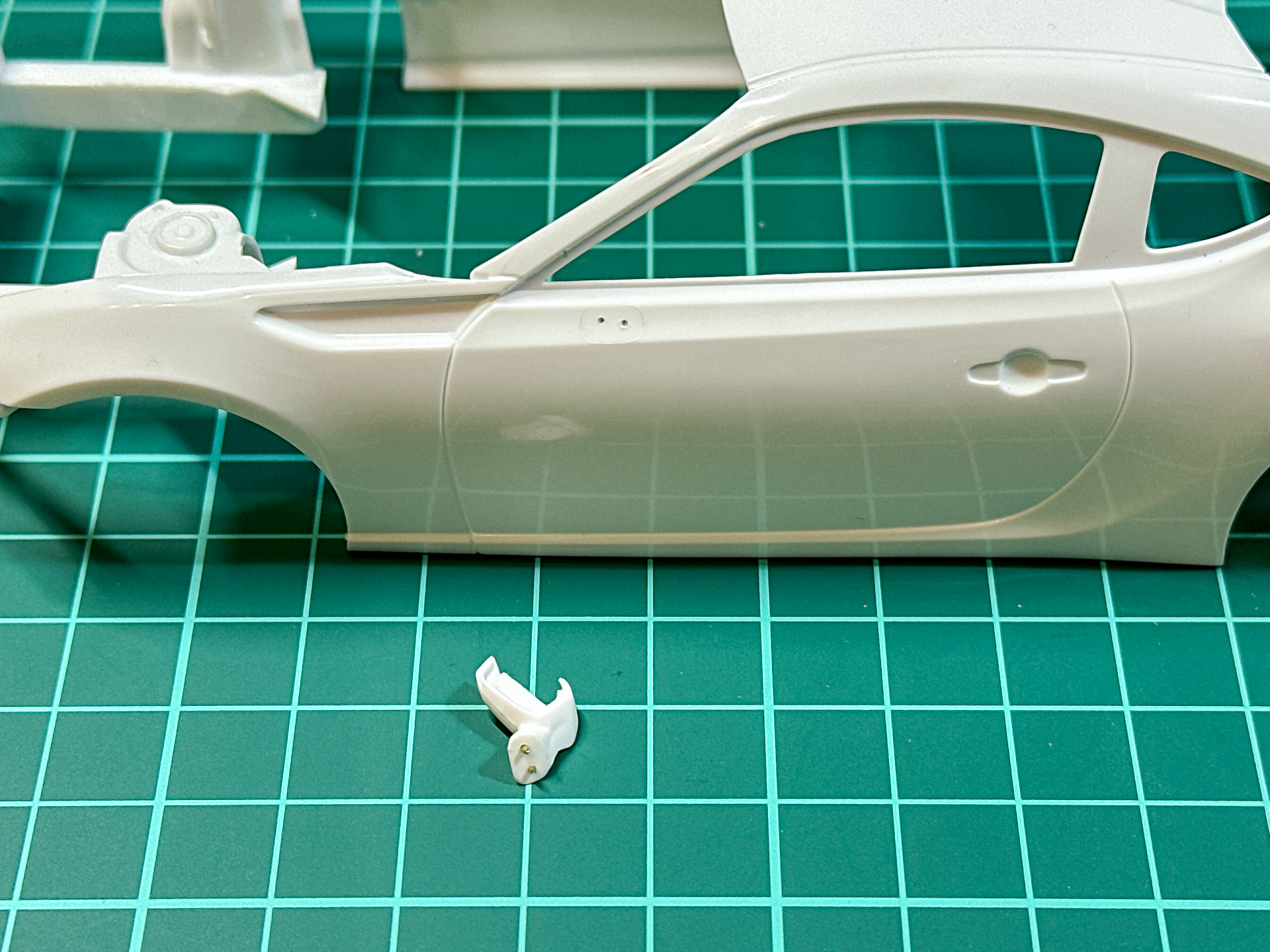 真鍮線を使用してダボを作成しました。