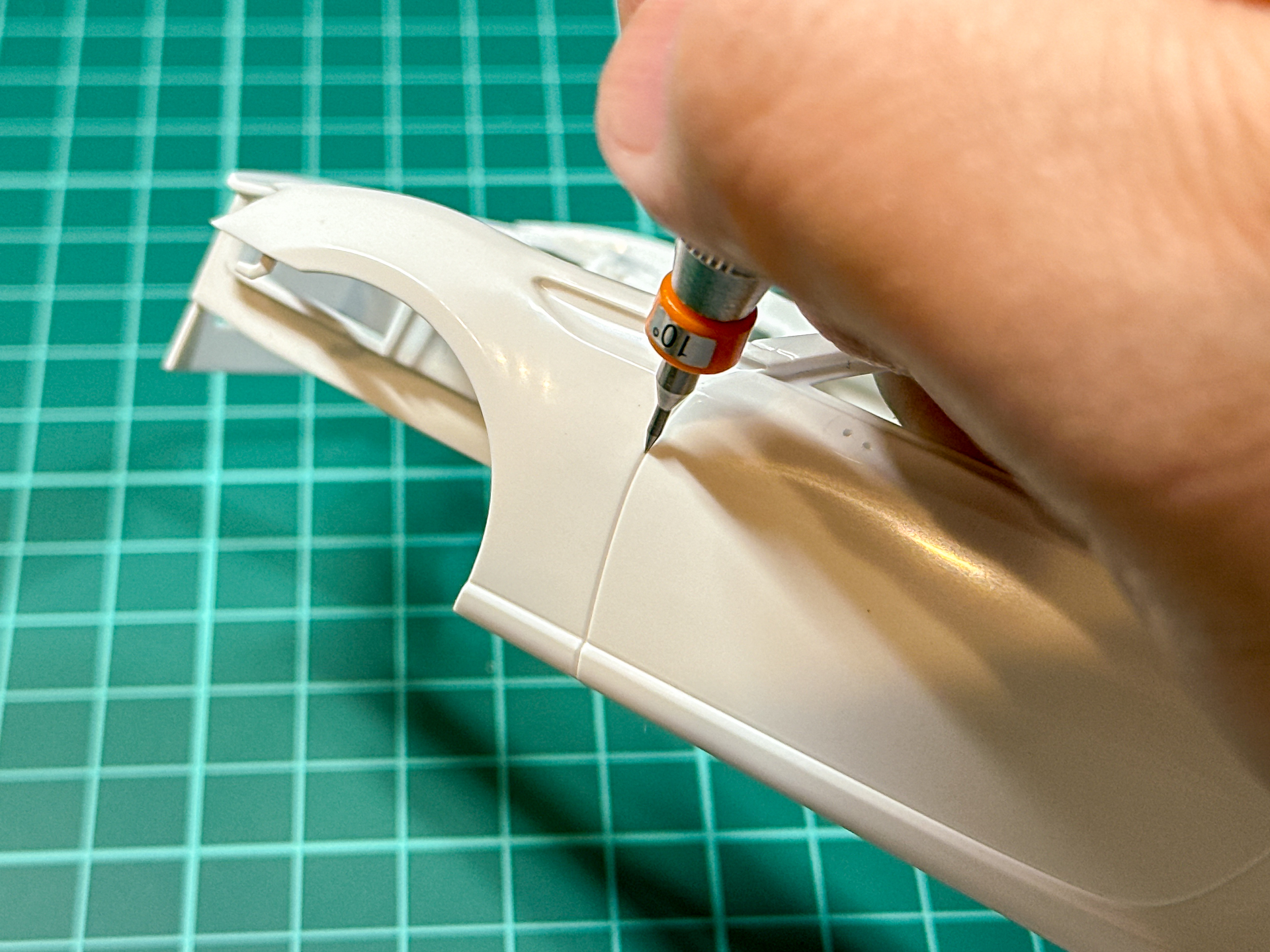 「超硬けがきニードル」を使用してモールドの彫り直しを行ないます。