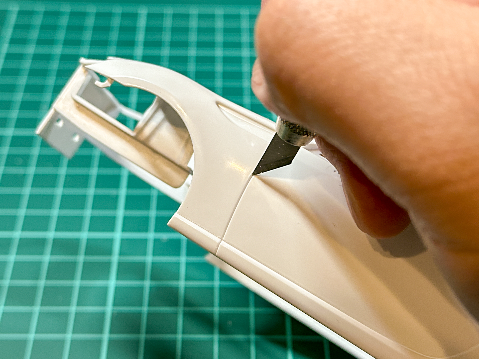 アートナイフではモールド側面の仕上げを行ないます。