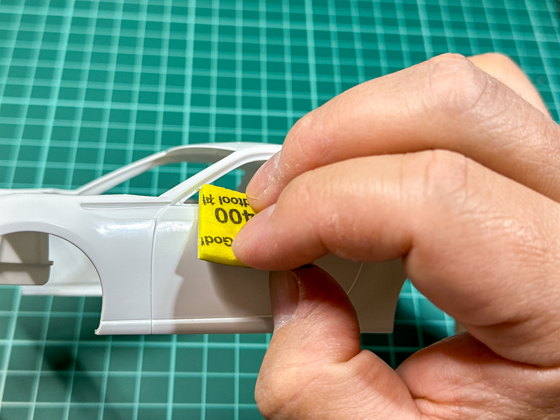 神ヤスを使用してボディを磨いていきます。