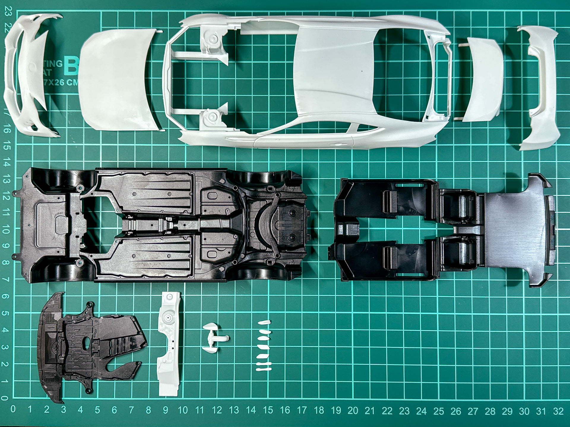 ボディ色にて塗装するパーツ達。シャーシや一部内部フレームもボディ色にて塗装します。