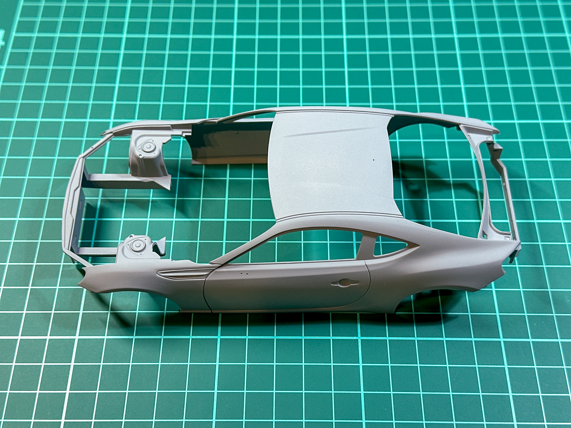 「Tipo G. プライマーサーフェイサー [ グレータイプ ]」を塗布したボディ。希釈済みの塗料のため、そのままエアブラシで塗布することが可能です。