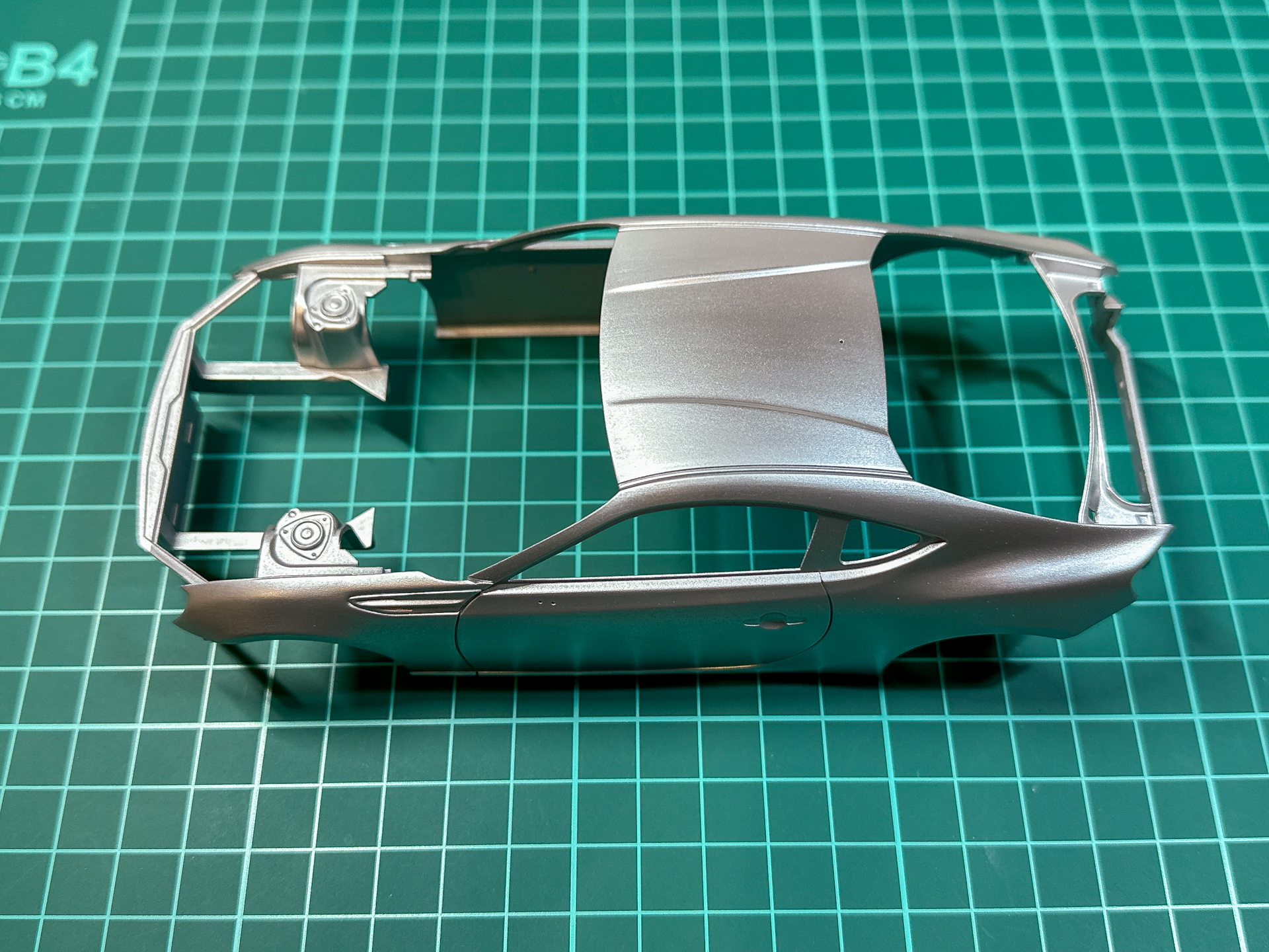 下地色を塗布したボディ。滑らかなシルバーに仕上がりました。