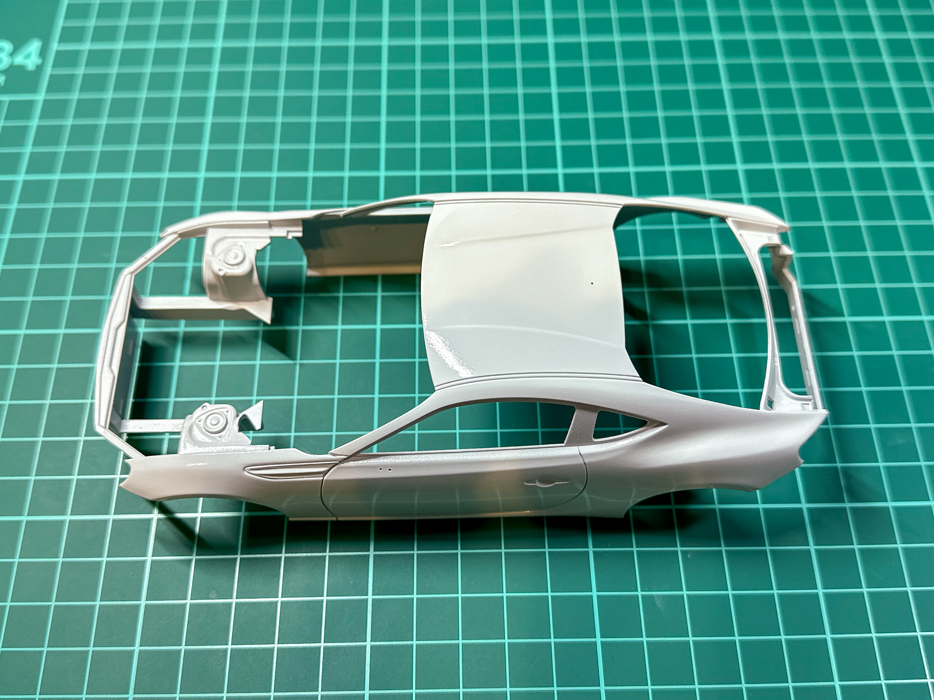 「Ex-ホワイト」を塗装したボディ。光沢仕上げになっています。