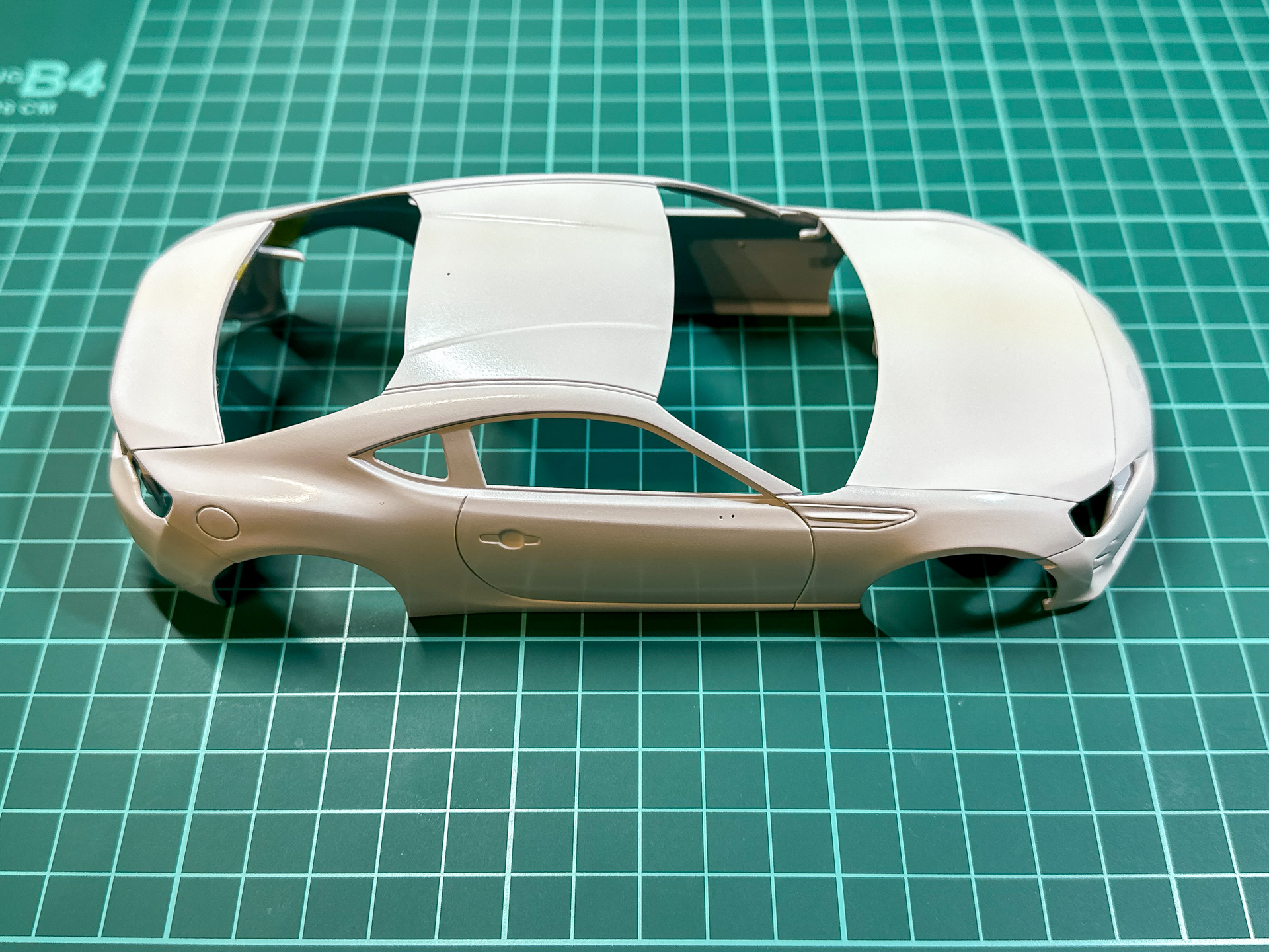 「Mr.クリスタルカラー（パール塗料） トルマリングリーン」を塗装した右半分。うっすらとパールを利かせています。