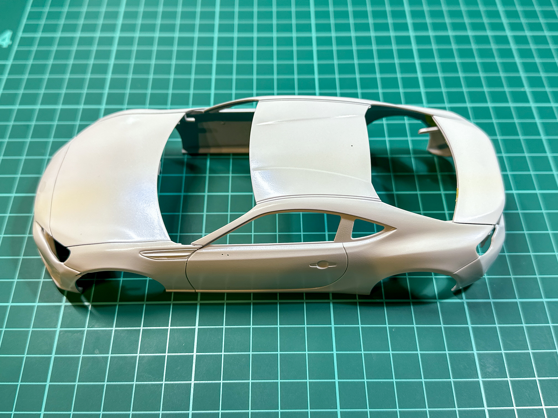 「Mr.クリスタルカラー（パール塗料） サファイアブルー」を塗装した左半分。光の反射によりかすかにブルーの輝きがあります。