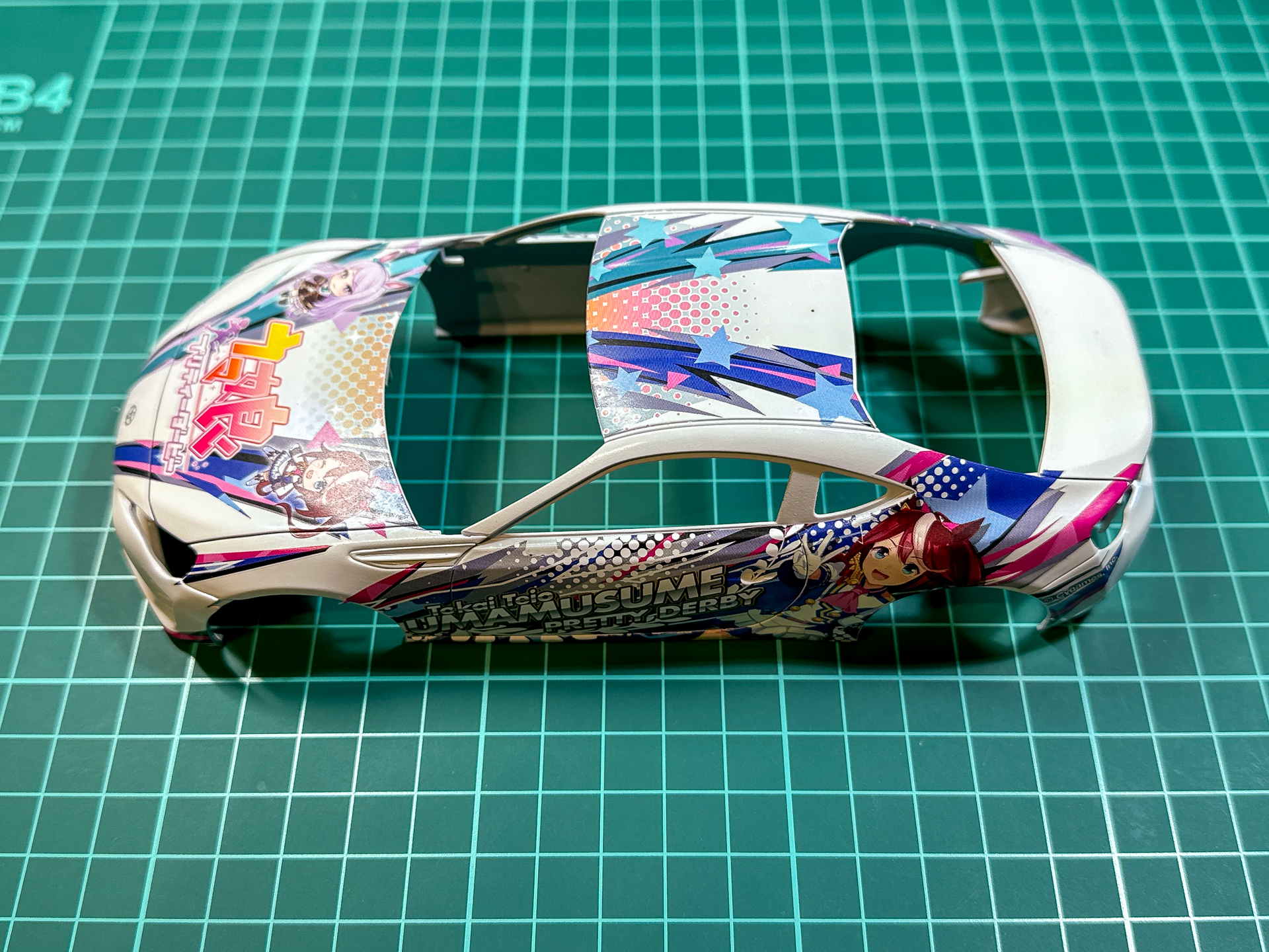 デカールの貼り付けを行なったボディ。大きく印象が変わります。