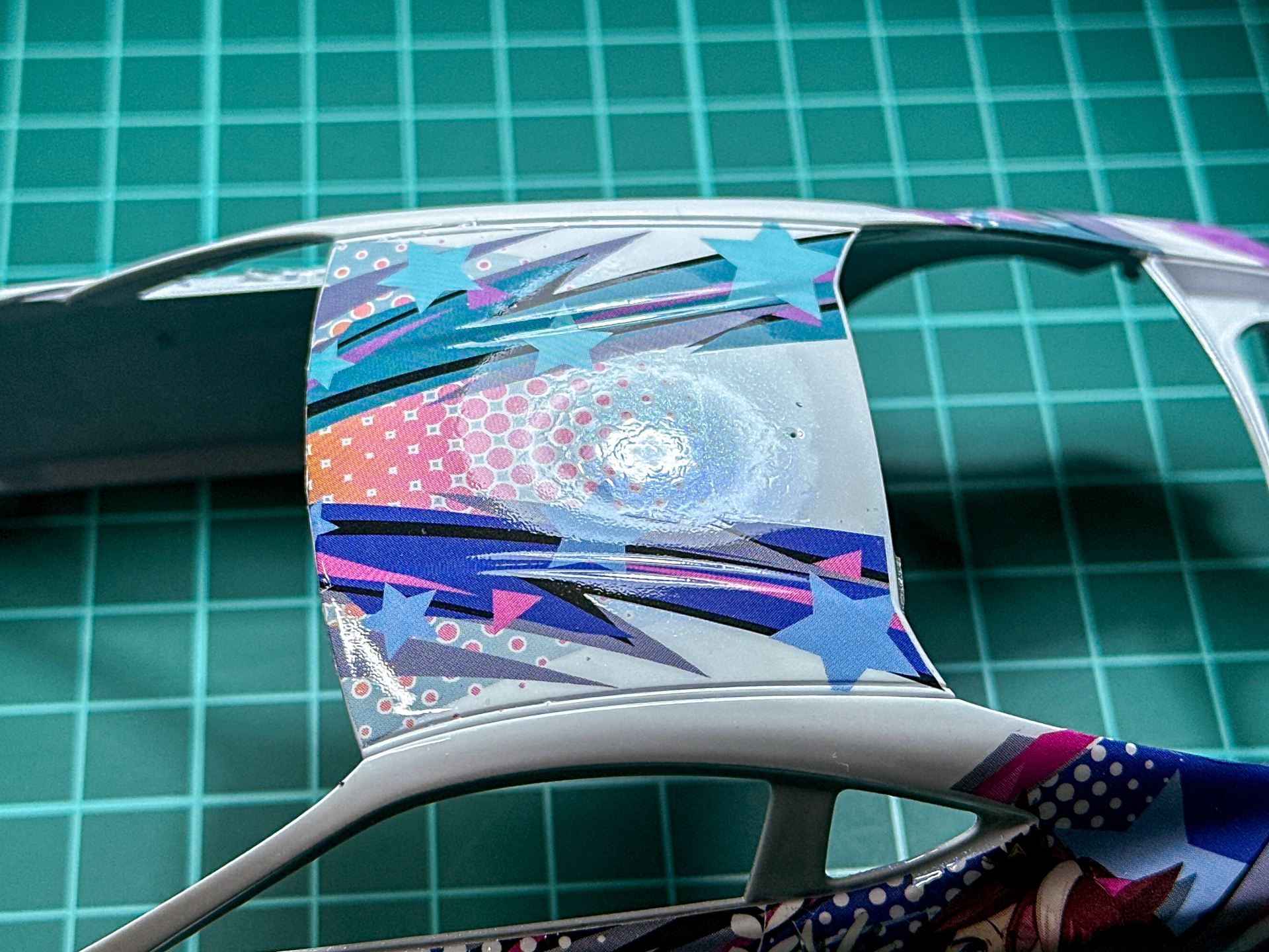 研ぎ出し前のボディ。光を反射させると表面が平滑でないことがわかります。