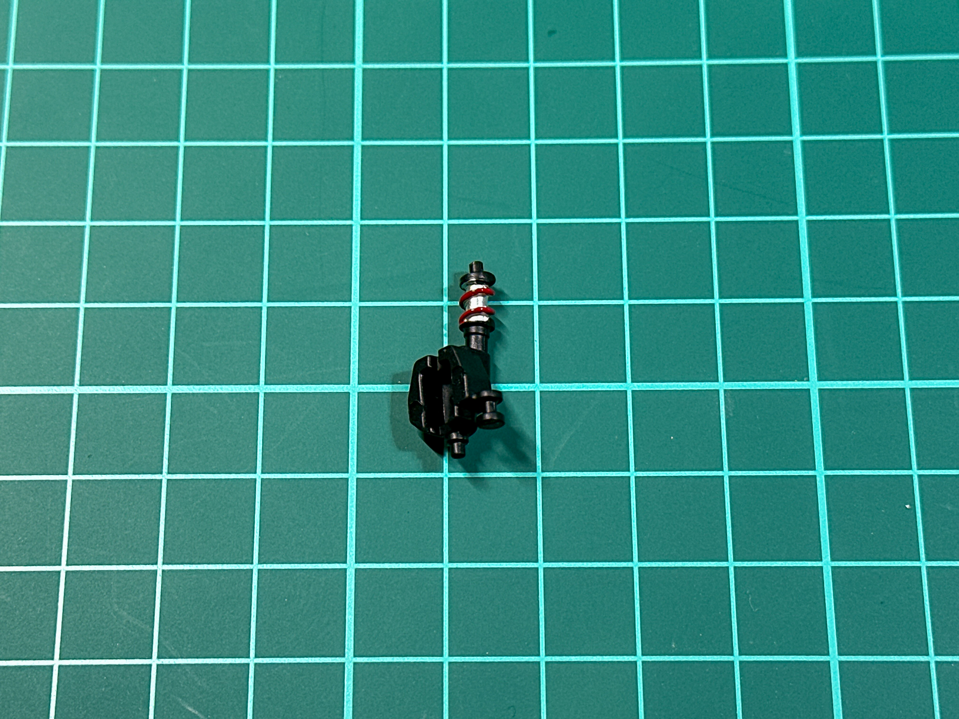 塗分けを行なったサスペンション。完成後はほとんど見えなくなりましたが、自己満足で塗装しました。