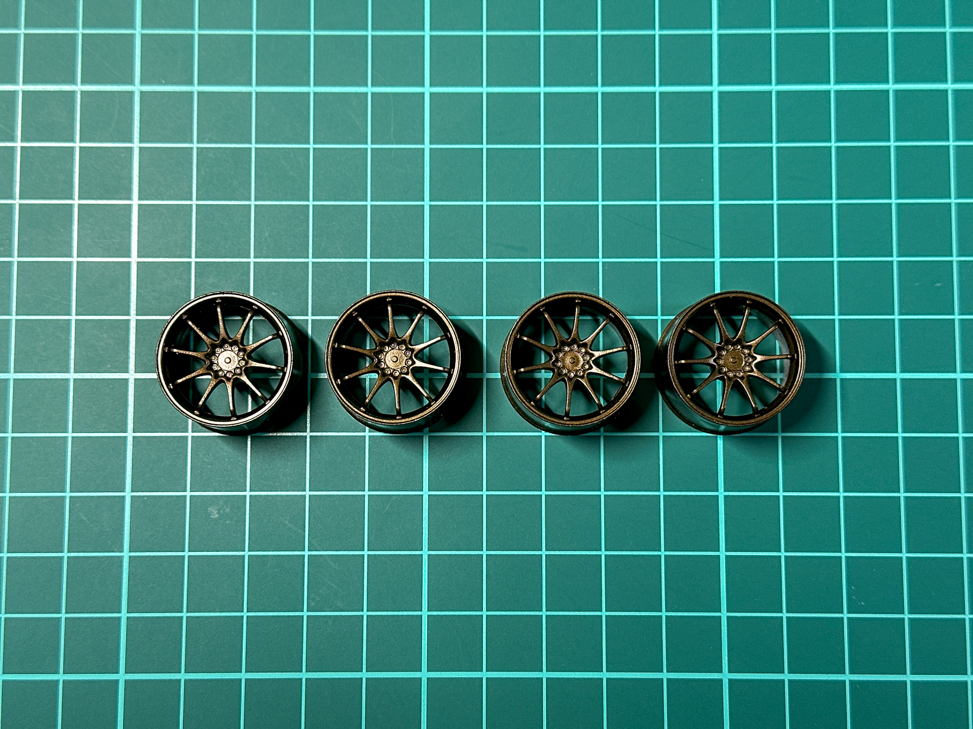 交換した「ザ・チューンドパーツ No.58 1/24 ボルクレーシング CE28N 19インチ」。純正よりもインチアップしています。