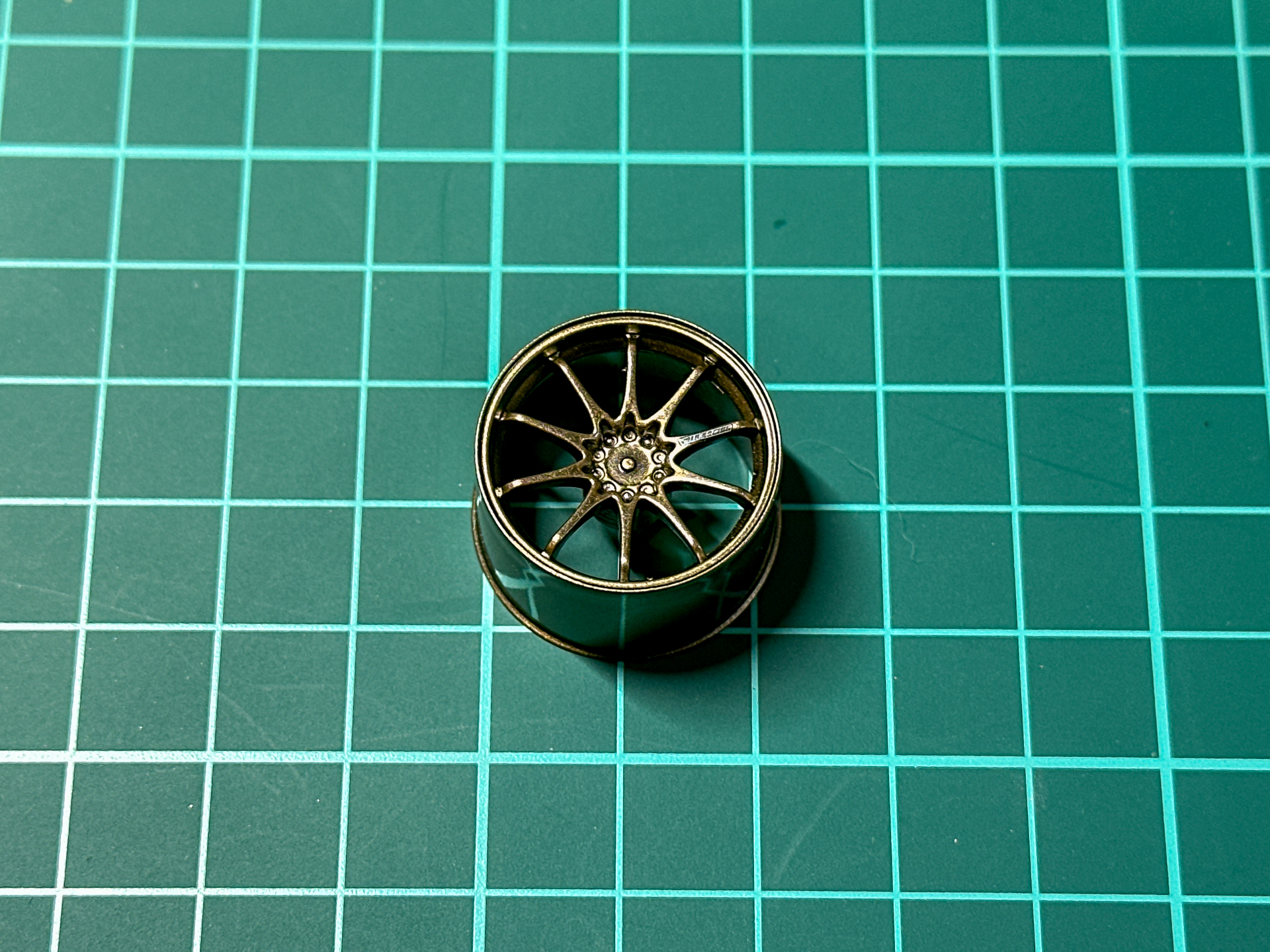 再塗装が完了したホイール。内側まできれいに塗装できました。