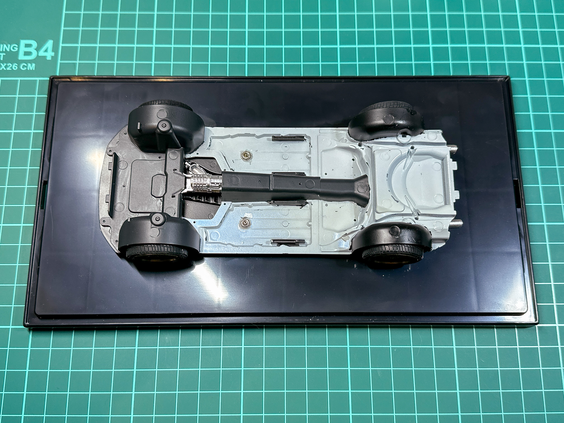 ディスプレイケースにも開孔を行ないボルトで固定できるようにしました。