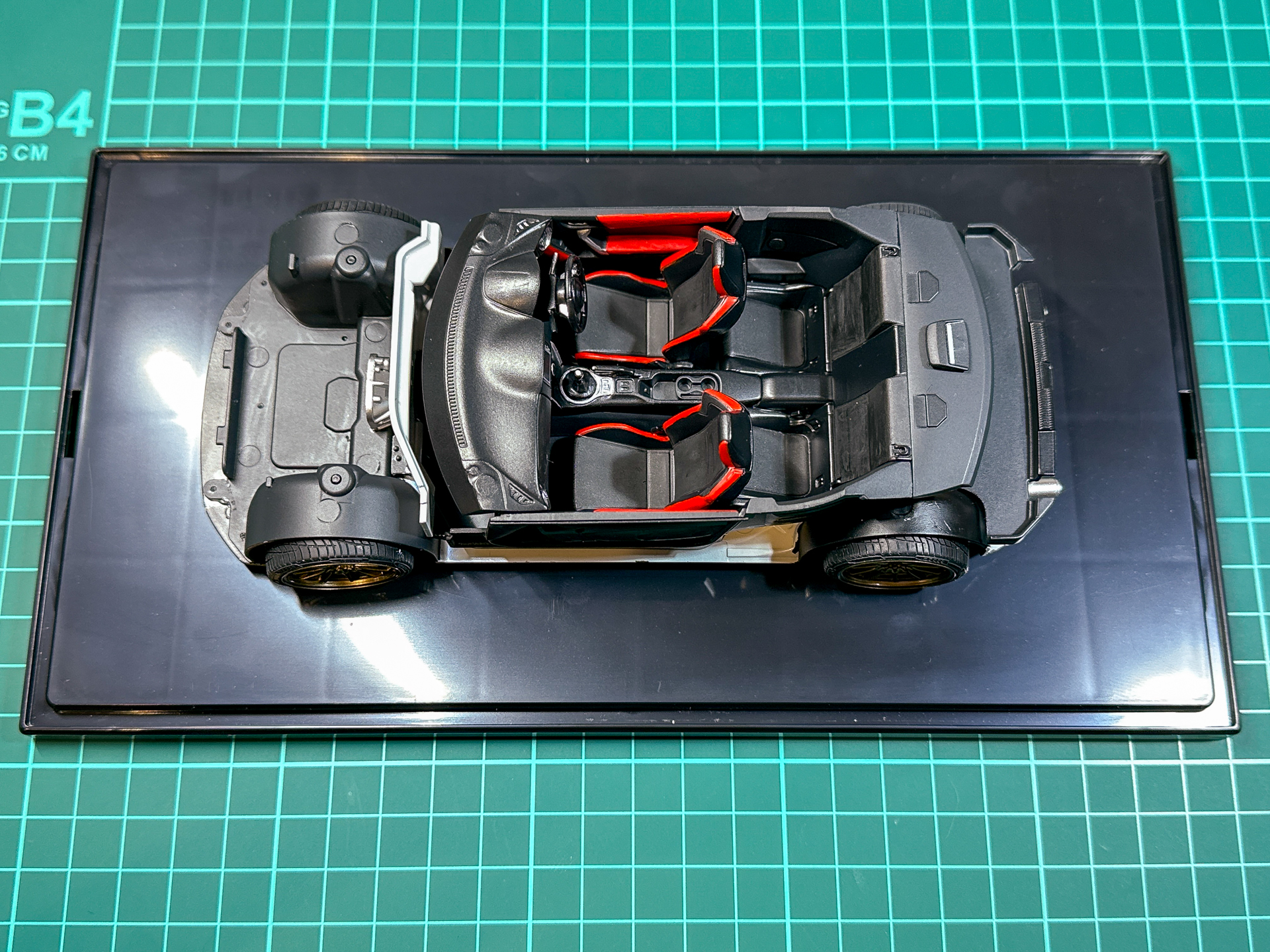 組み立てが完了したシャーシおよび内装。ディスプレイケースに固定することで組み立て時にボディに触ることなく作業できます。