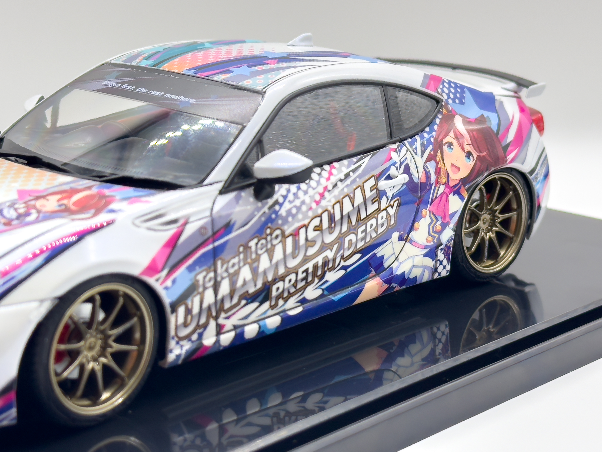 左サイドはブルーとトウカイテイオーによるキュートなデザインとなっています。