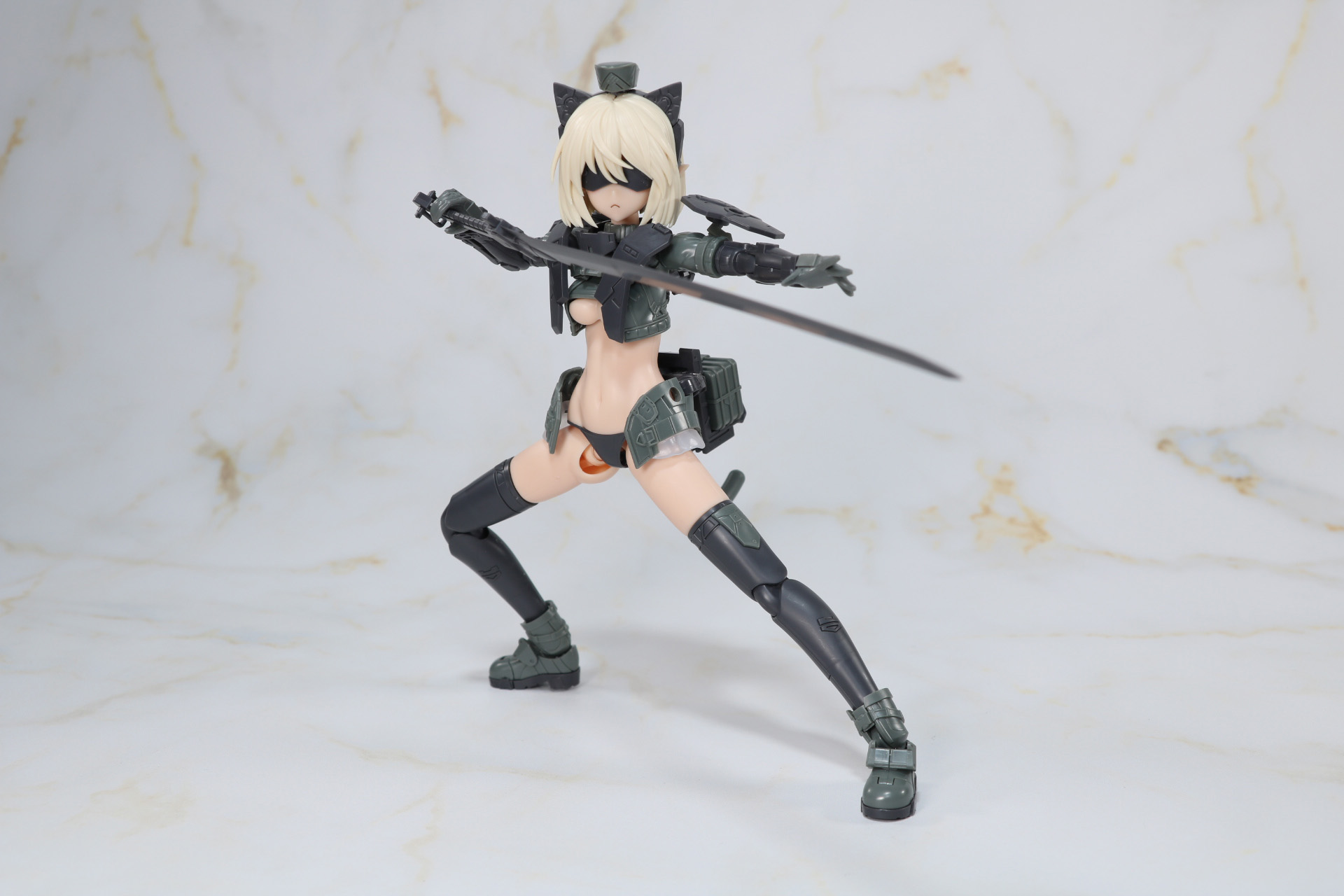 HUDゴーグルを装備した状態。大型長刀を片手で持たせることもできる