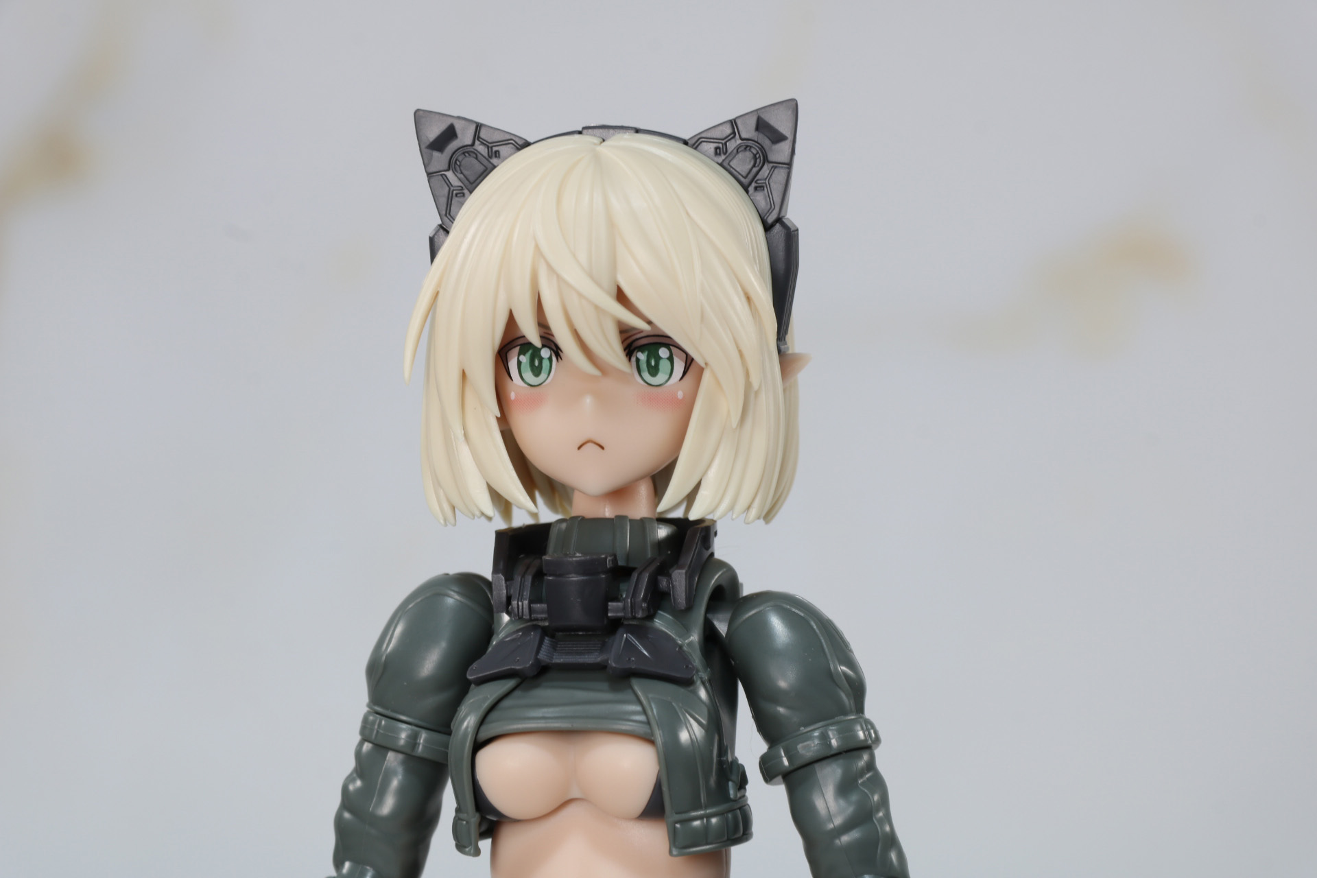 バストアップ。胸周りのオプションをシンプルに、帽子を取るとまた違った雰囲気に