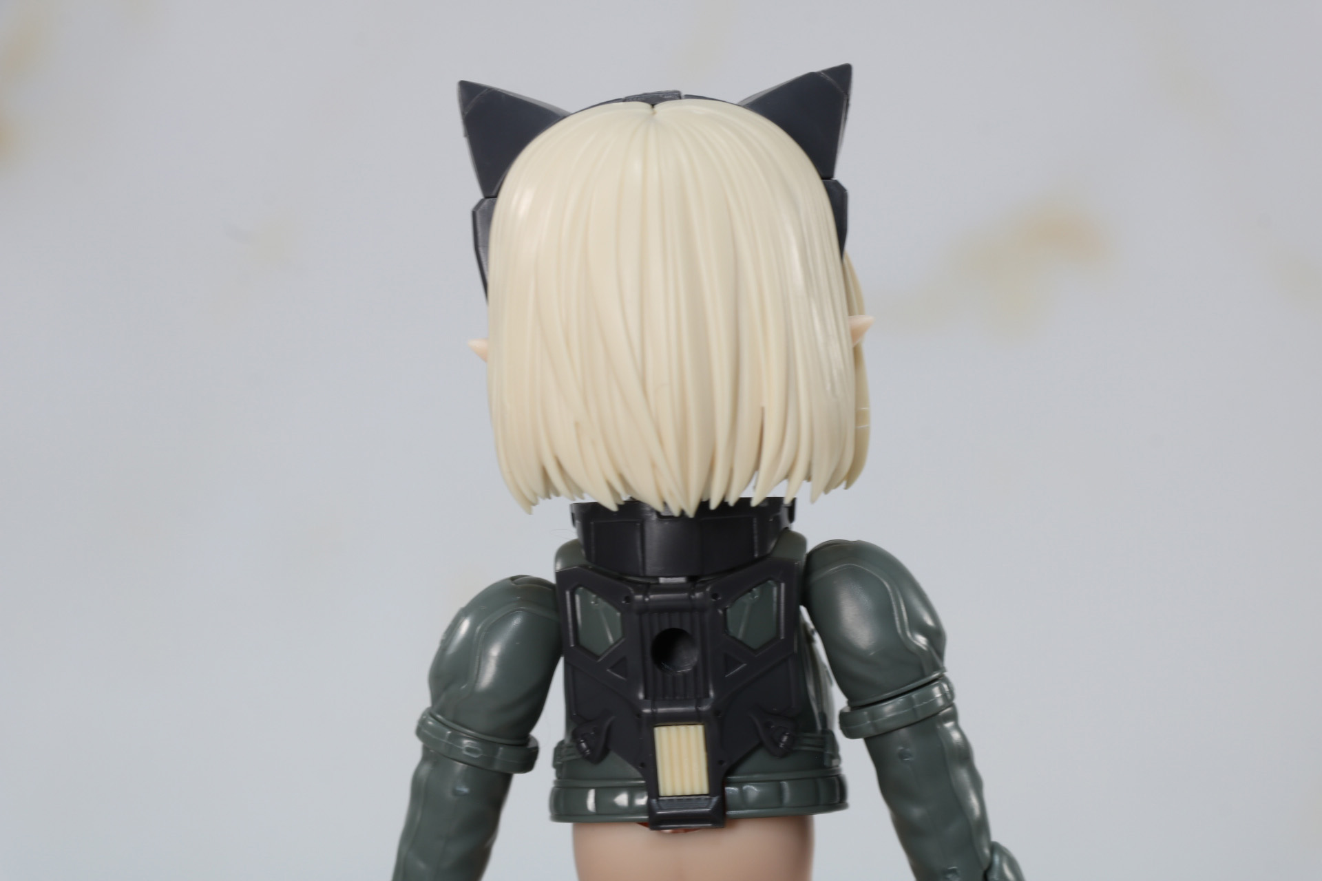 背中の装甲を外すと、内側のフレームの様なパーツが確認できる