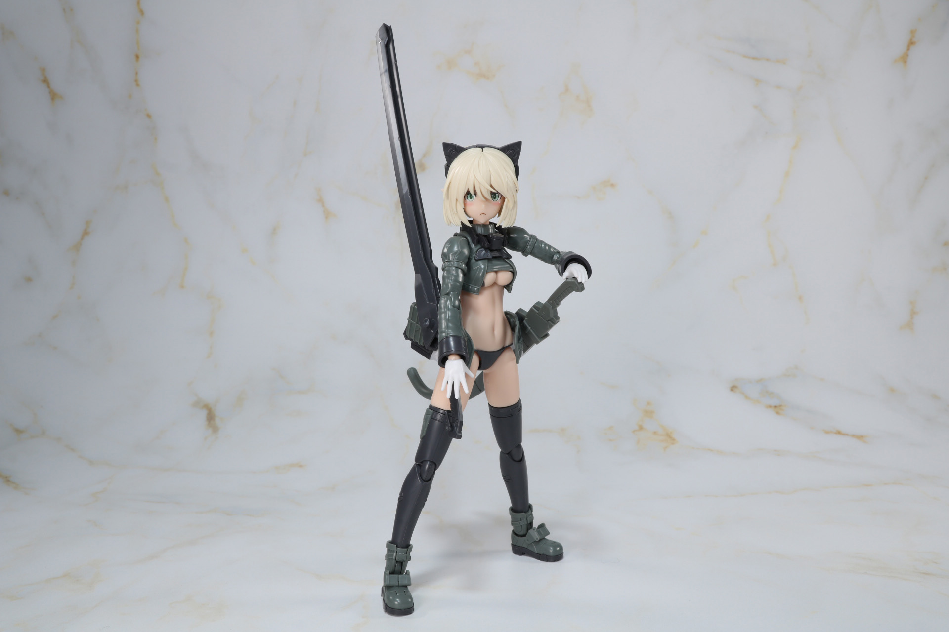 腰のパーツに鞘を付けてポーズを取らせることが可能