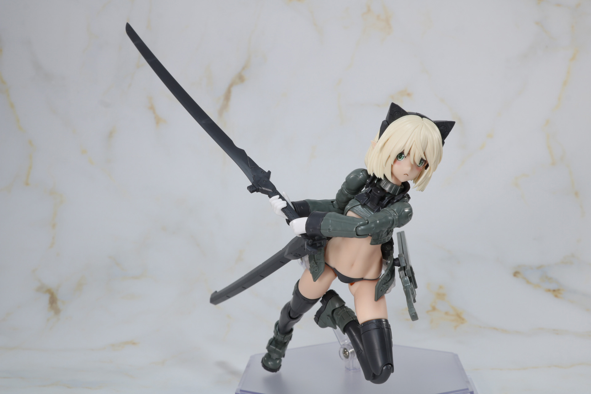 両手持ちで斬りかかるアクション