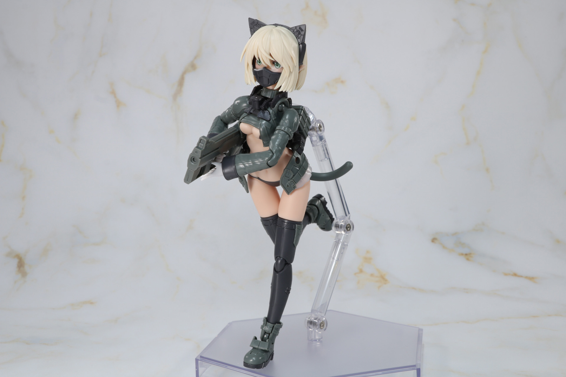 軽装、マスクで潜入調査のようなシチュエーション