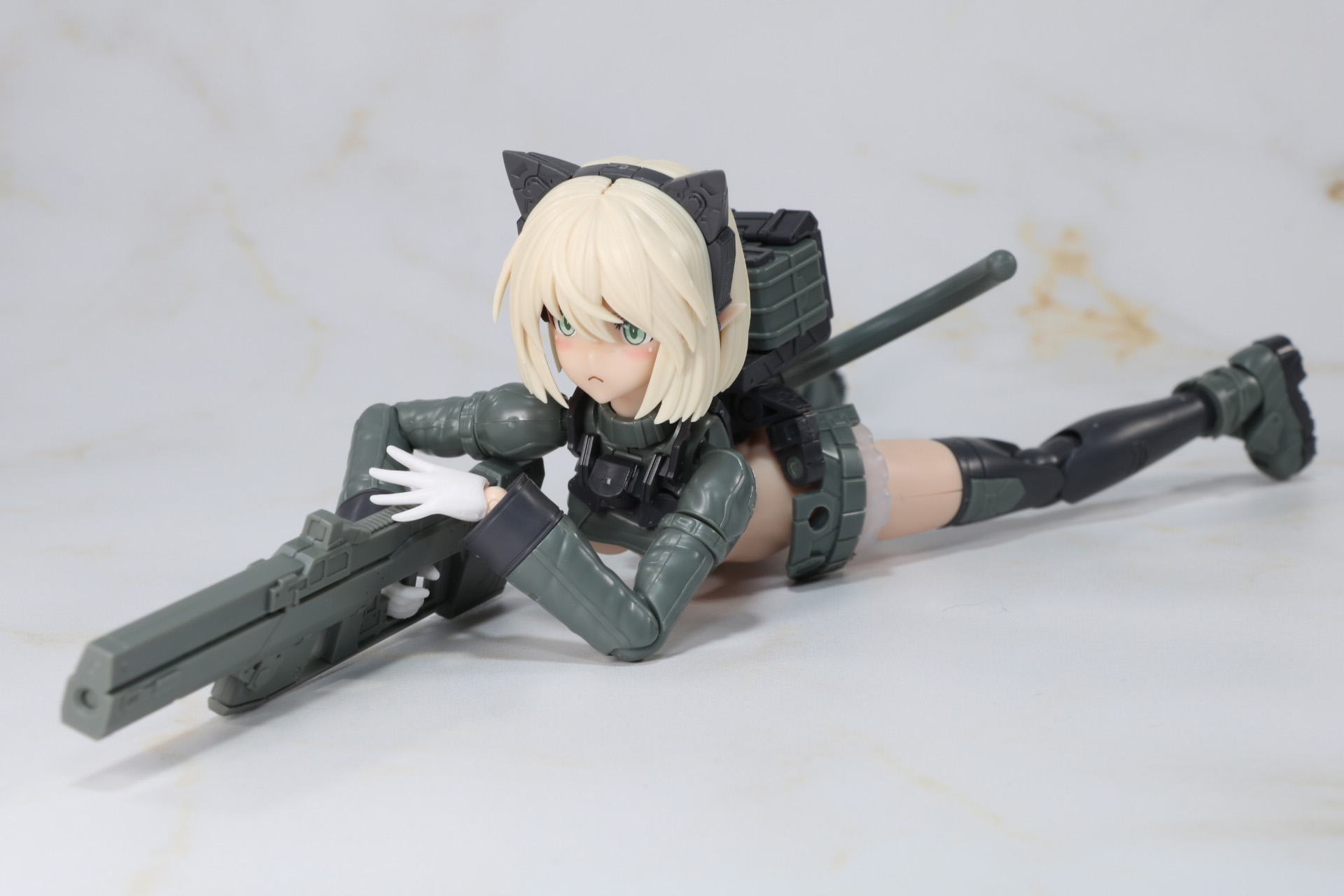 寝そべった状態からのロングレンジライフルによる狙撃姿勢