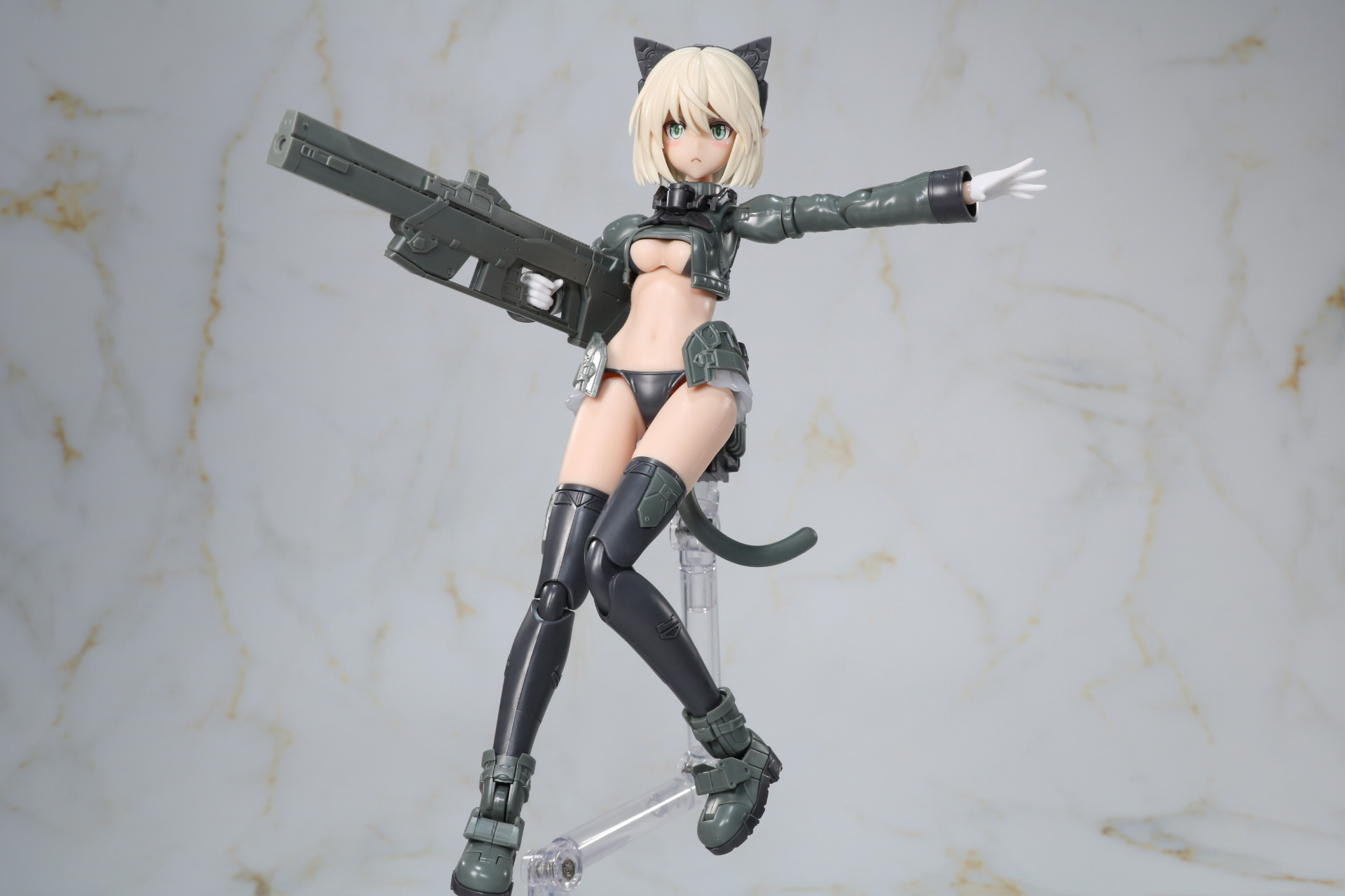 両腕でライフルを抱えたポーズも可能