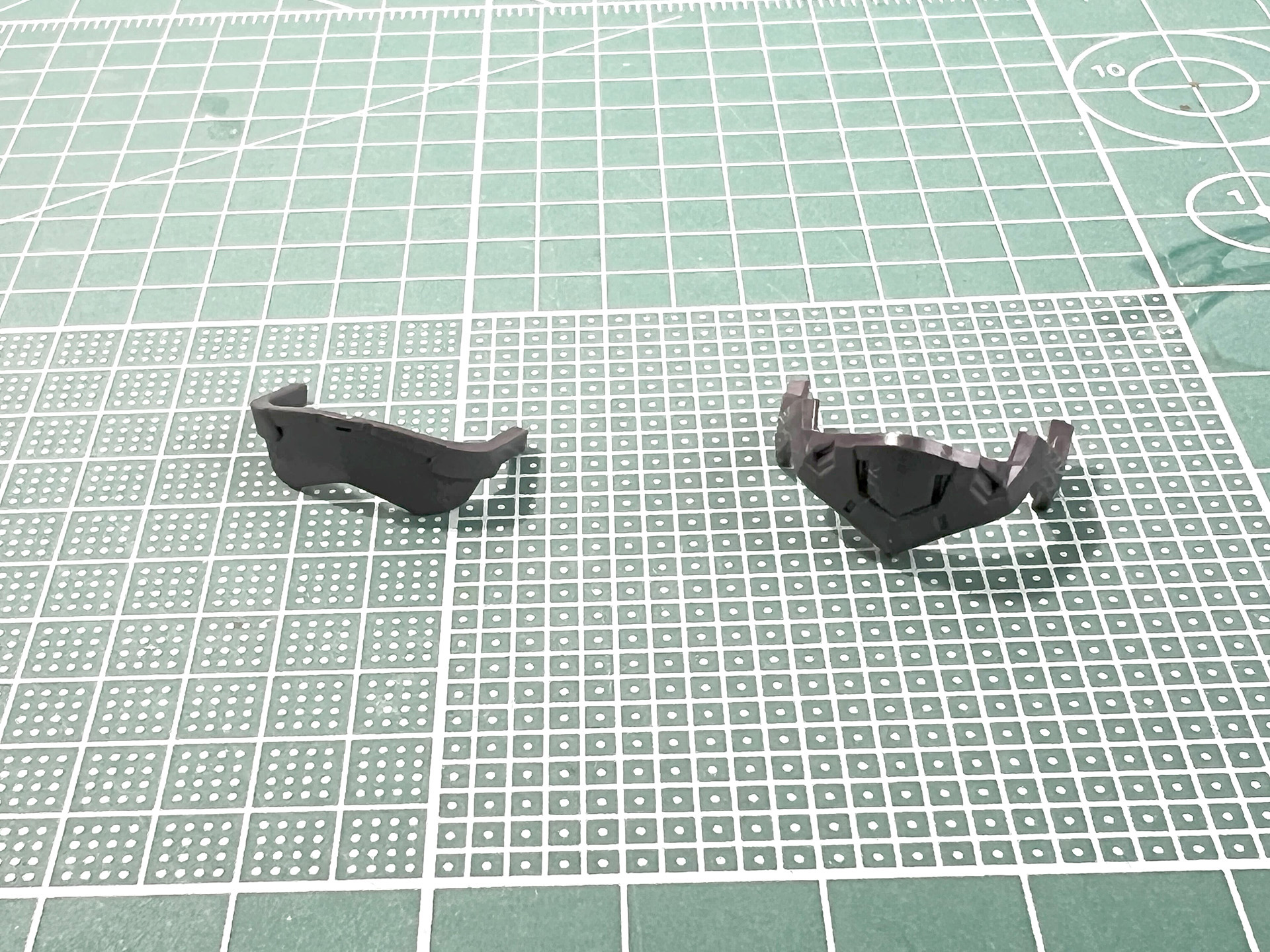 HUDゴーグル」（左）と「マスク」（右）