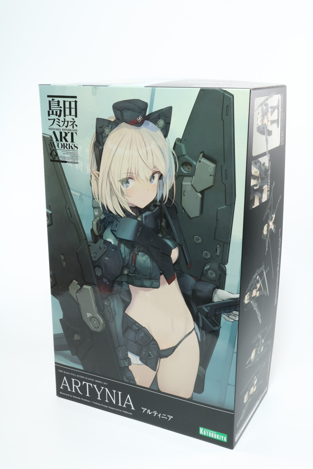 背面。ムーバブル・バインダーでボリューム感のあるシルエットとなっている