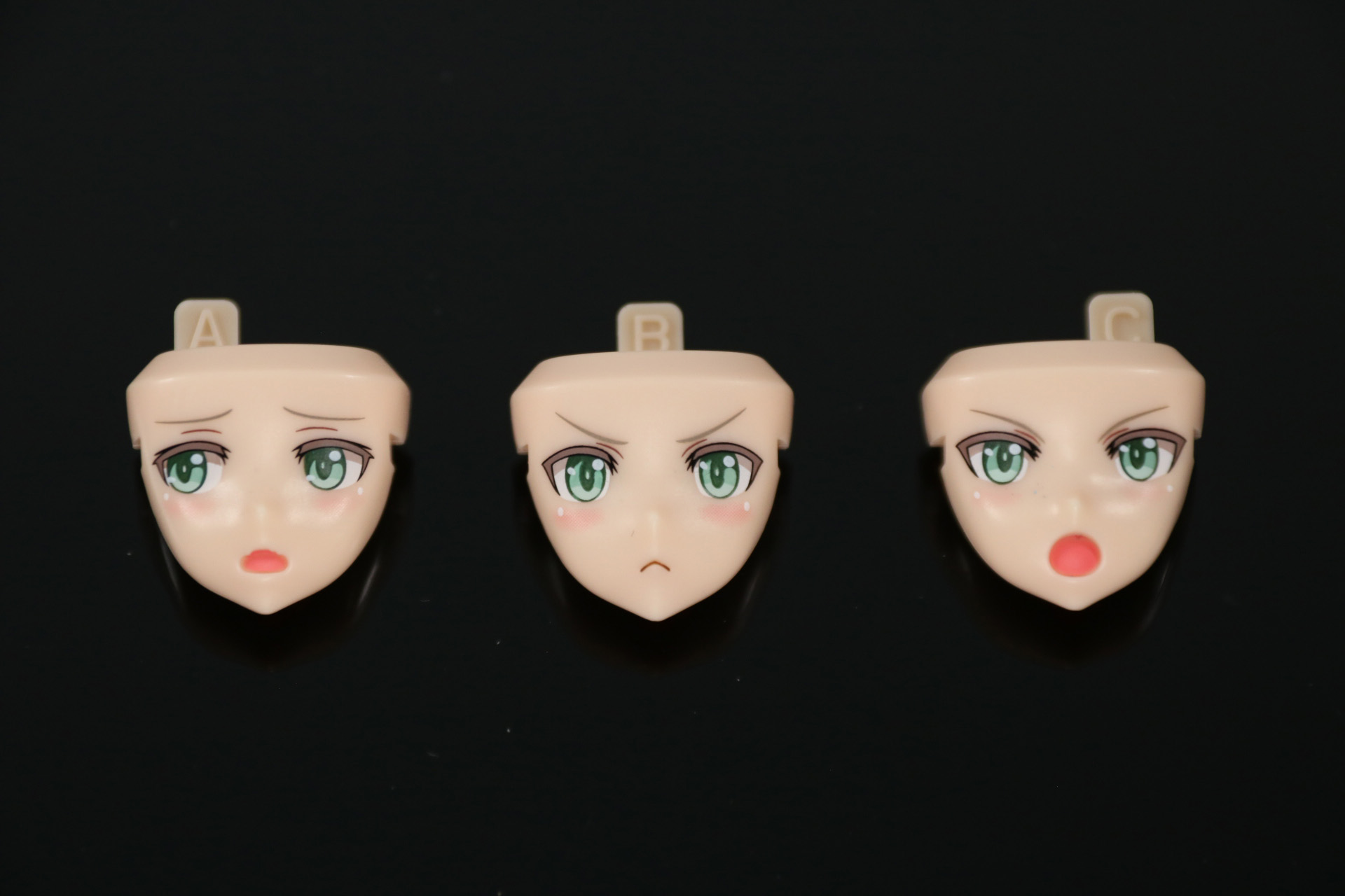 表情パーツ。左から「ダメージ顔」、「通常顔」、「叫び顔」