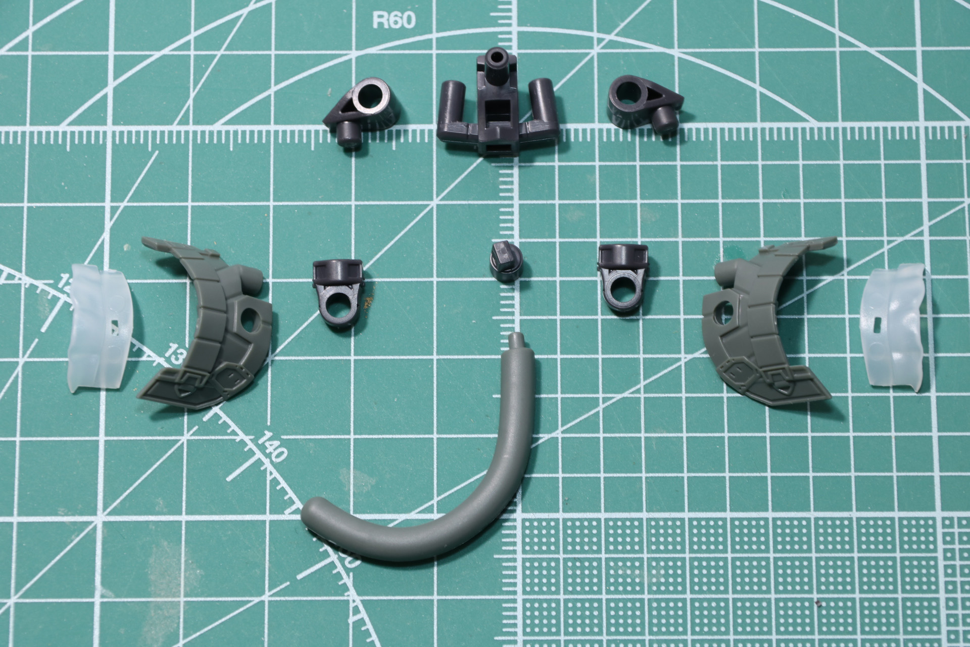 腰部パーツの組み立て