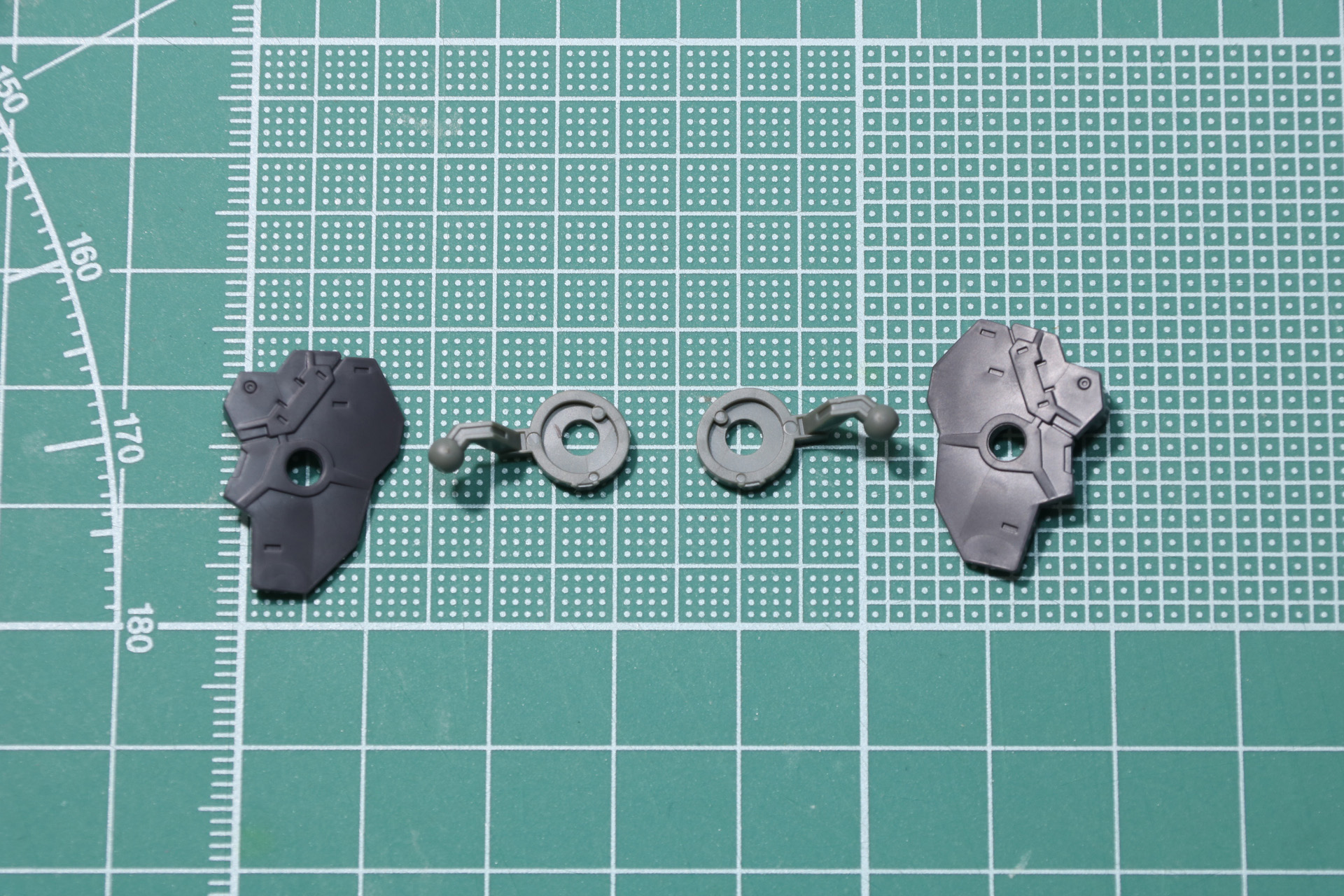 肩アーマーパーツの組み立て