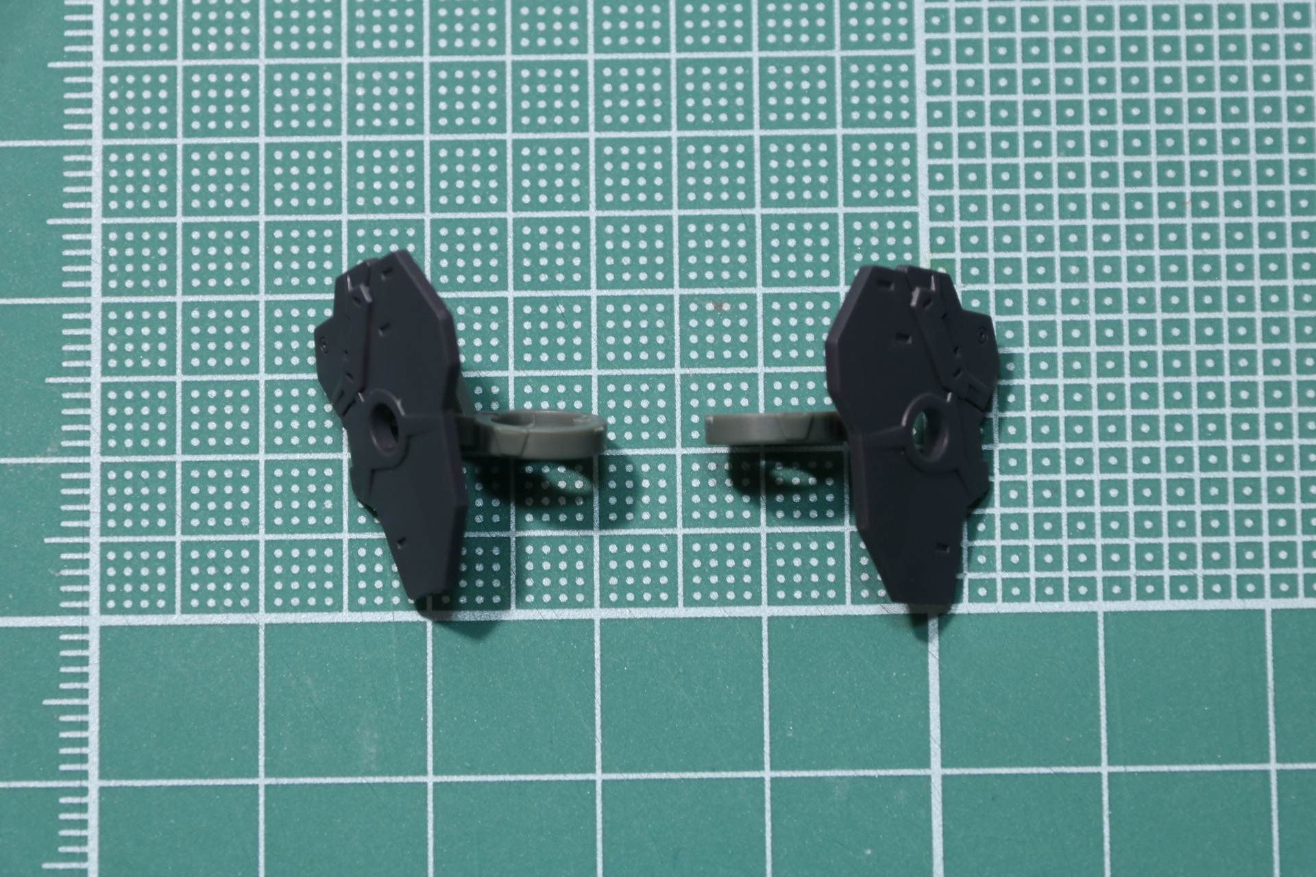 肩アーマーパーツの組み立て