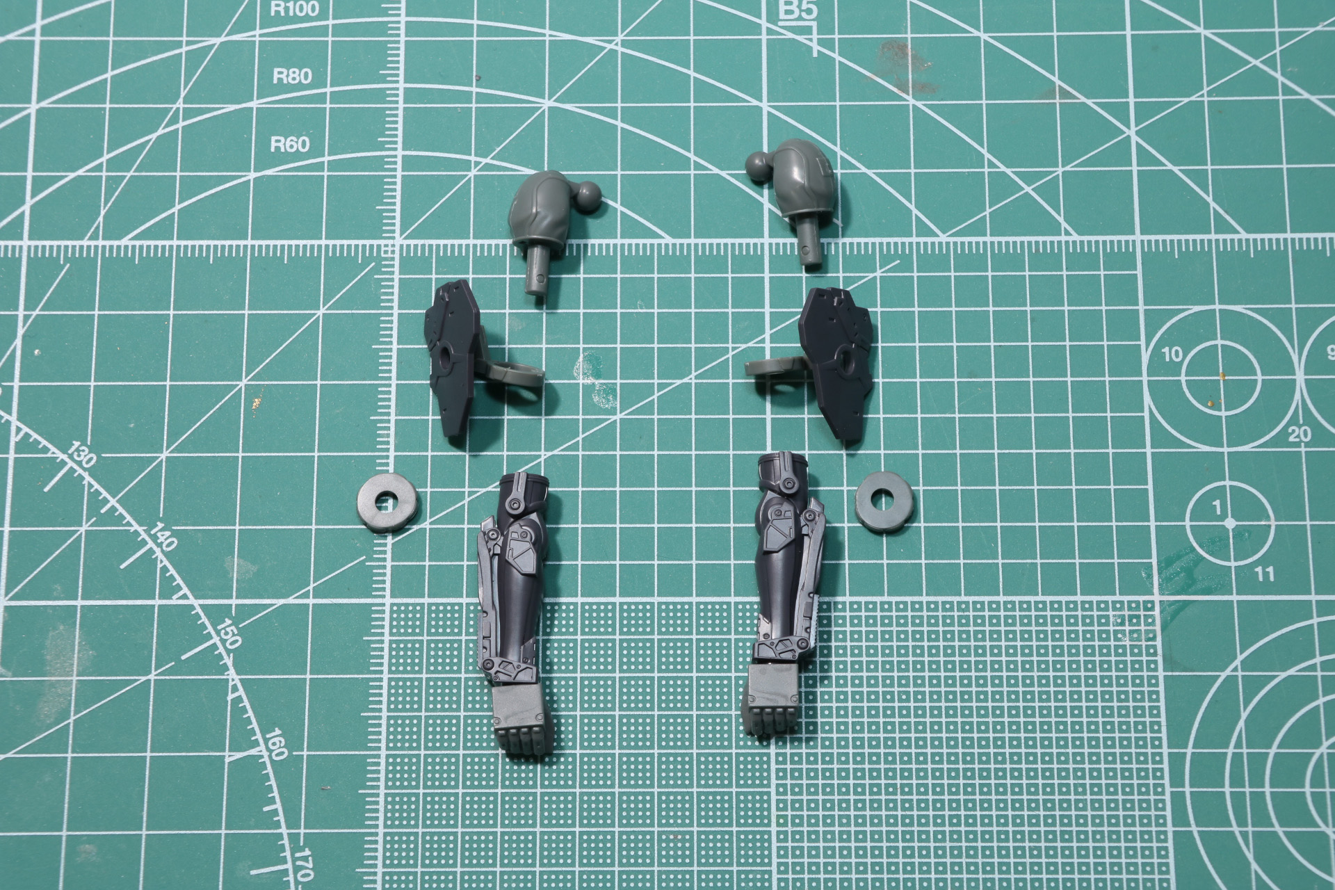 肩部とメカ腕、肩アーマーパーツを合わせることでメカ腕の腕部が完成する