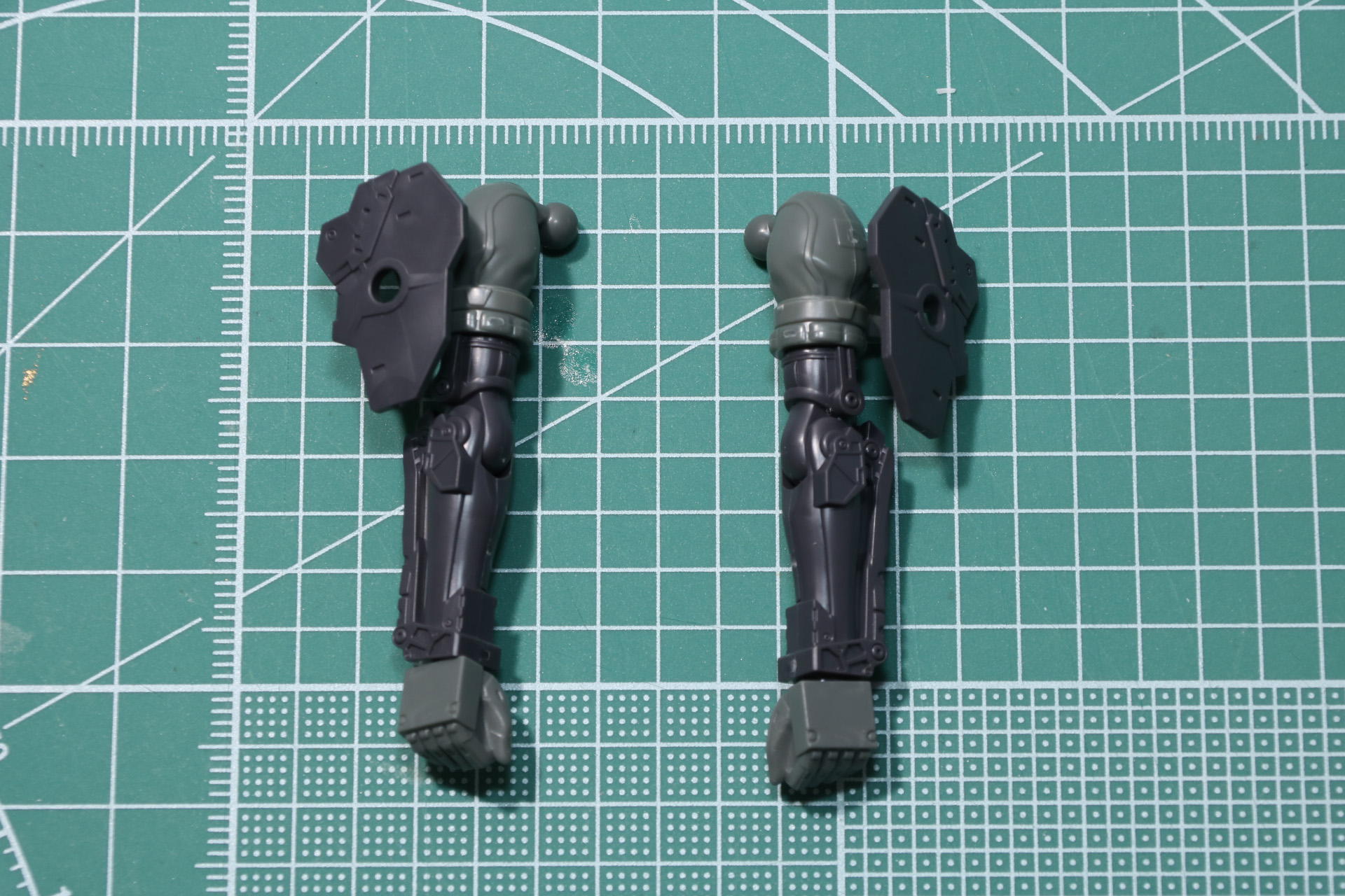 肩部とメカ腕、肩アーマーパーツを合わせることでメカ腕の腕部が完成する