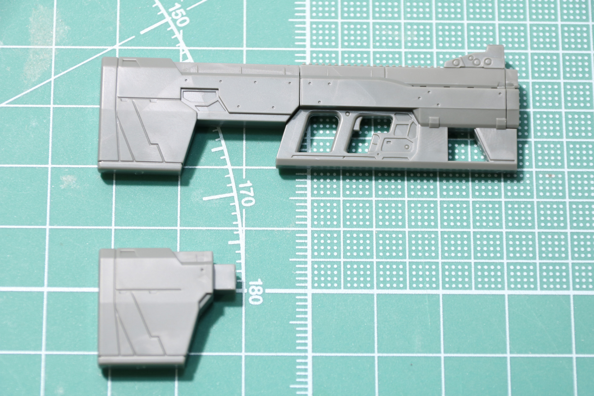 ライフルの組み立て。ストックは長いものと短いものを選択して取り付ける