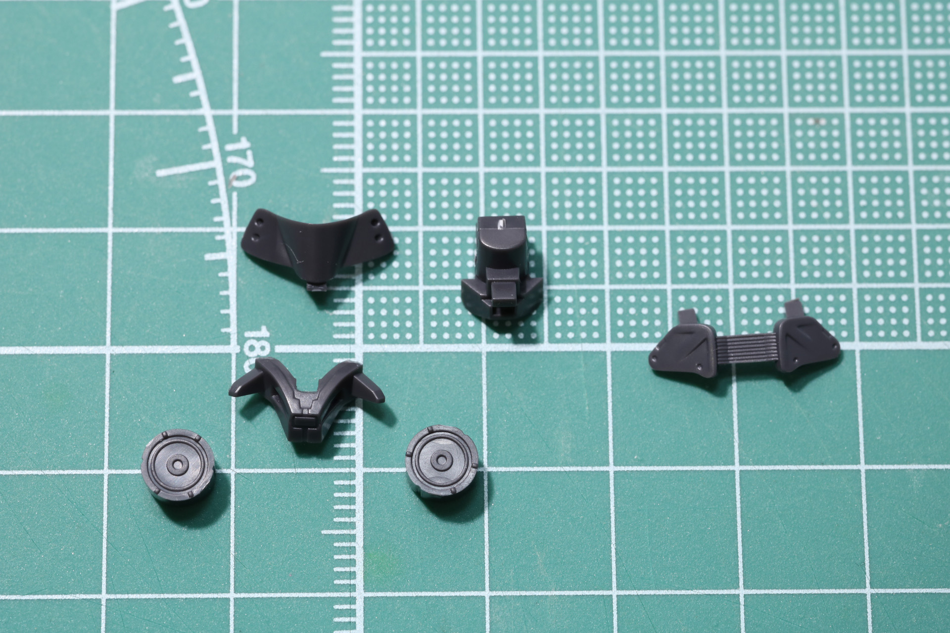 ガスマスクタイプの胸元パーツ