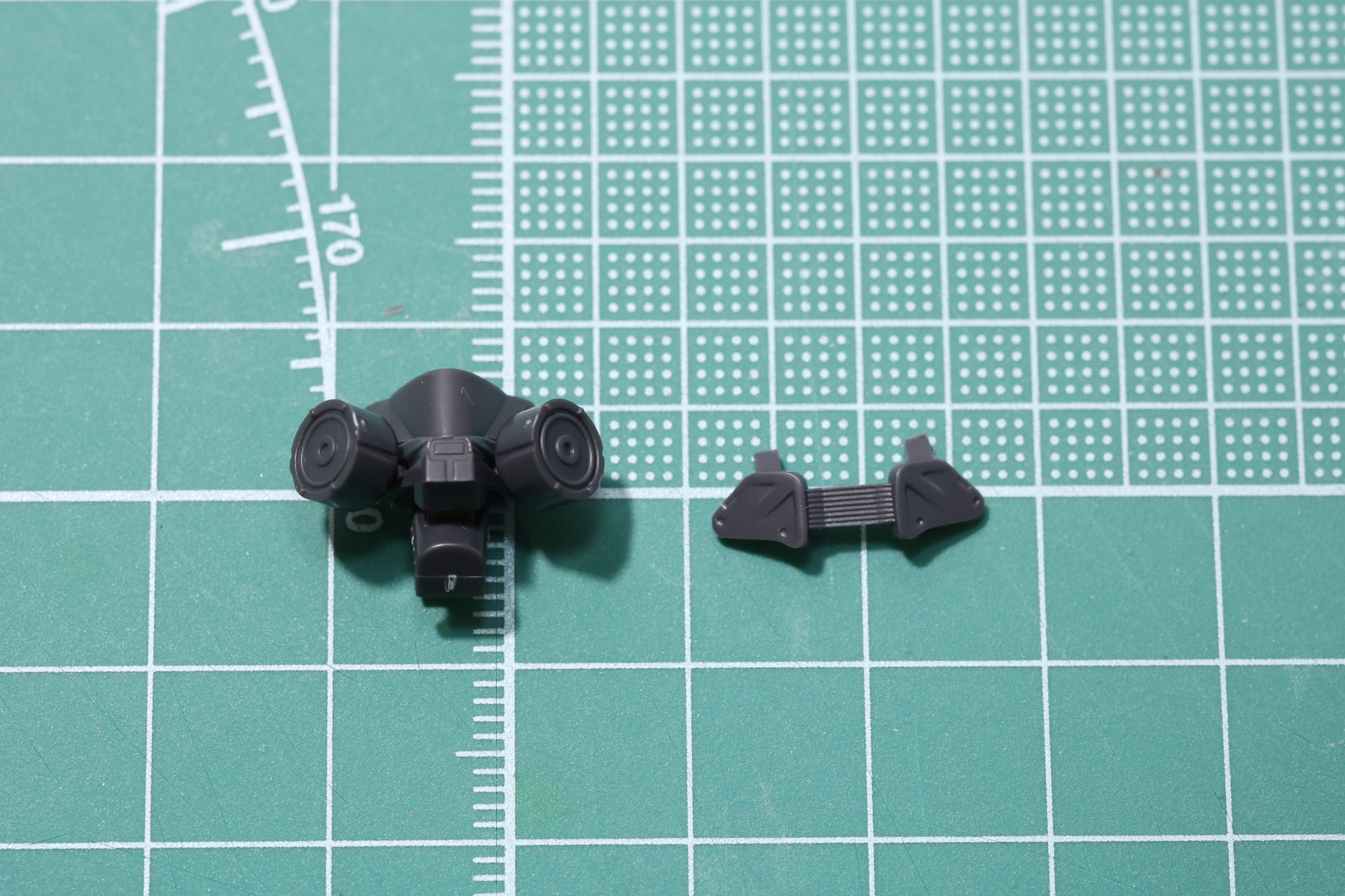 ガスマスクタイプの胸元パーツ