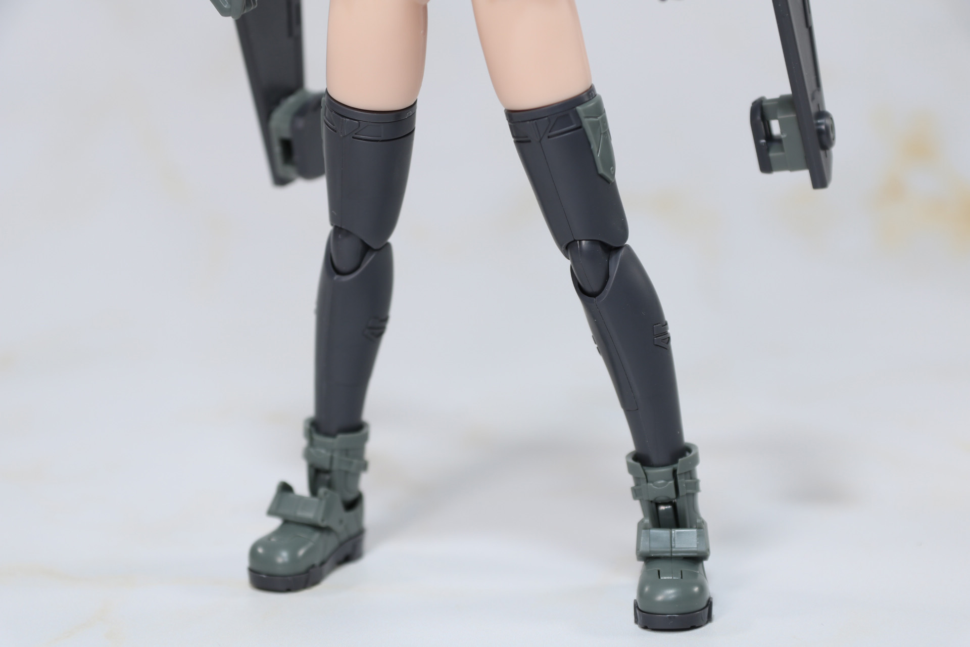 脚部はニーハイのような装備に武骨なブーツスタイル