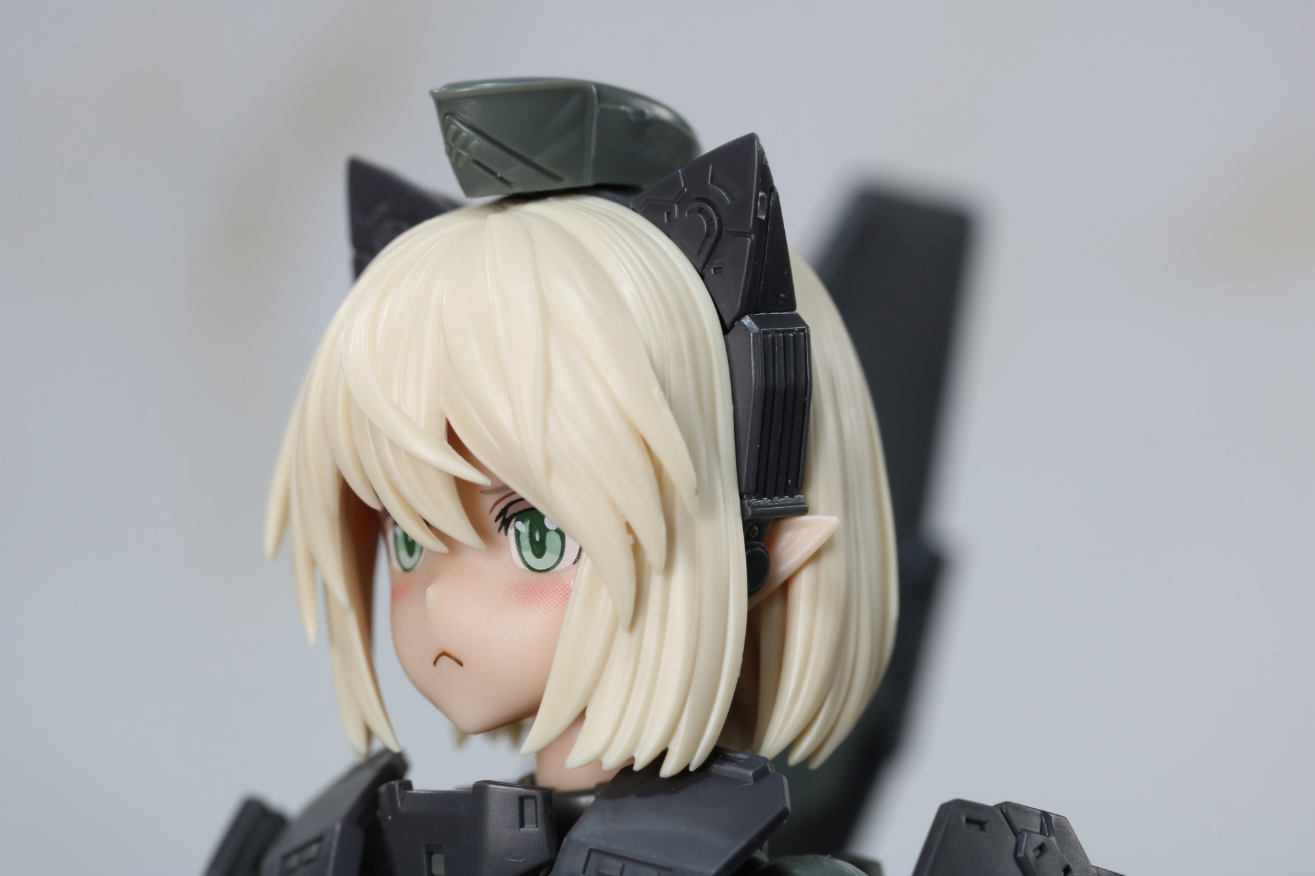 細やかな髪の流れに耳元に伸びるインカムやとがった耳も再現されている