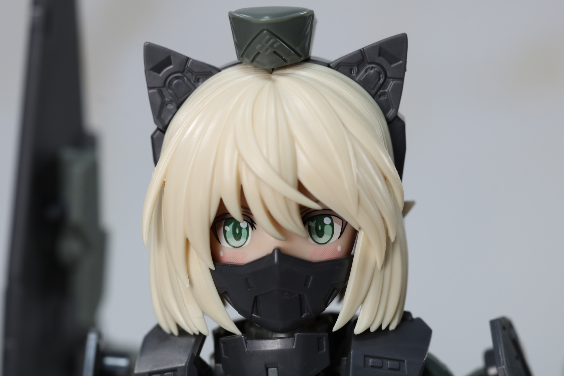 マスクパーツを付けると口元が隠れ、目元が強調される